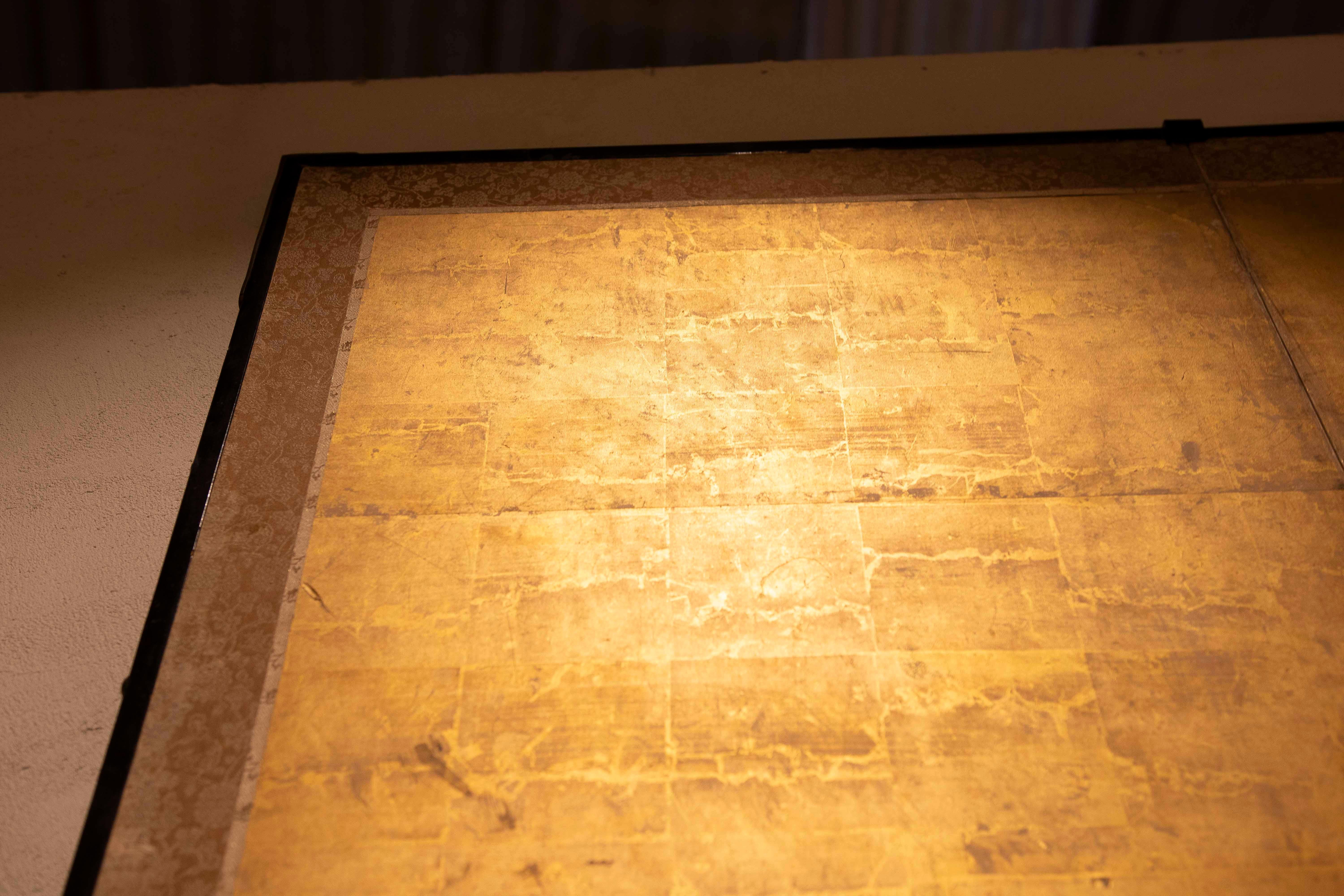 19th Japanese Screen with Cranes and Pine on a Golden Background For Sale 12