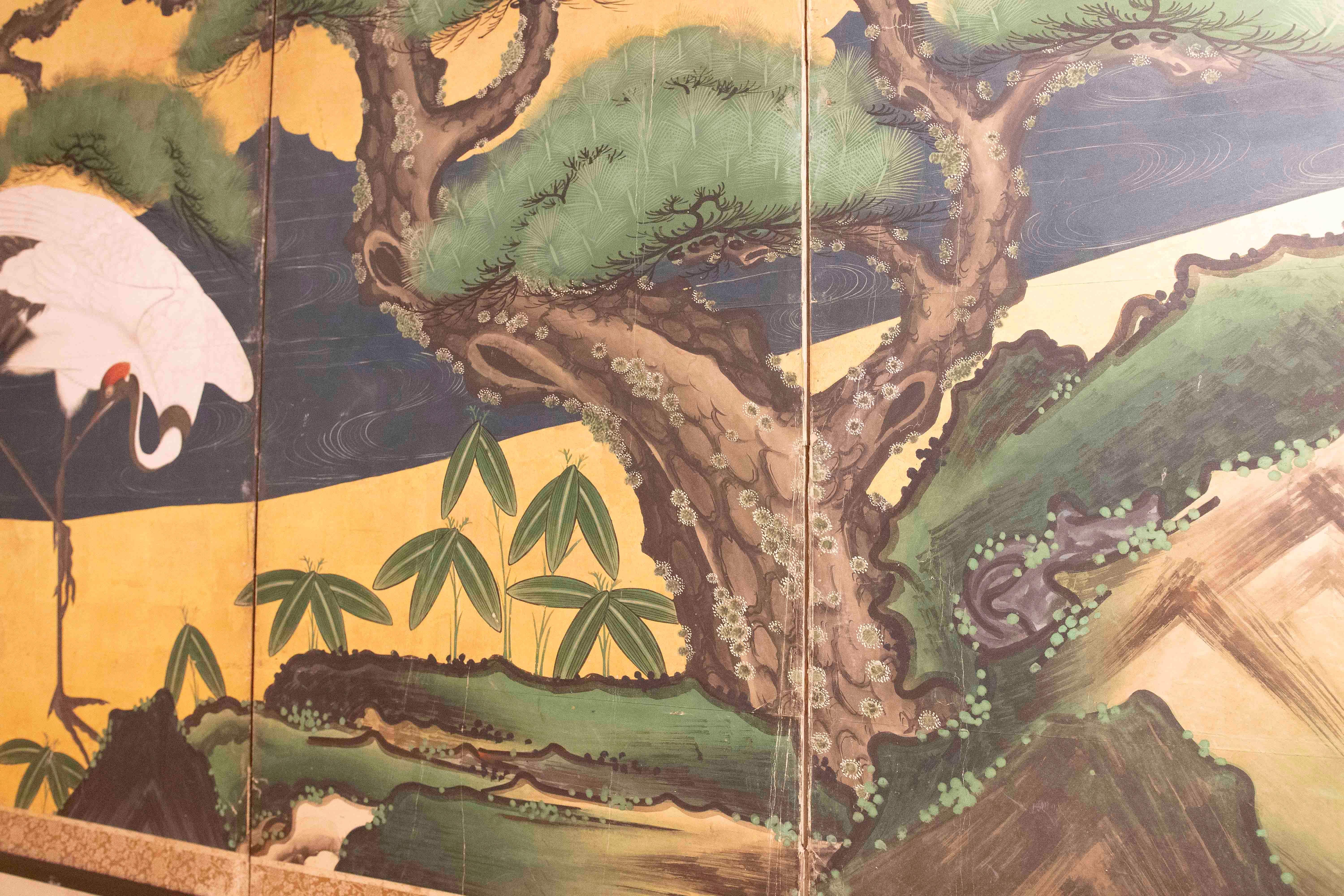 19th Japanese Screen with Cranes and Pine on a Golden Background In Good Condition For Sale In Marbella, ES