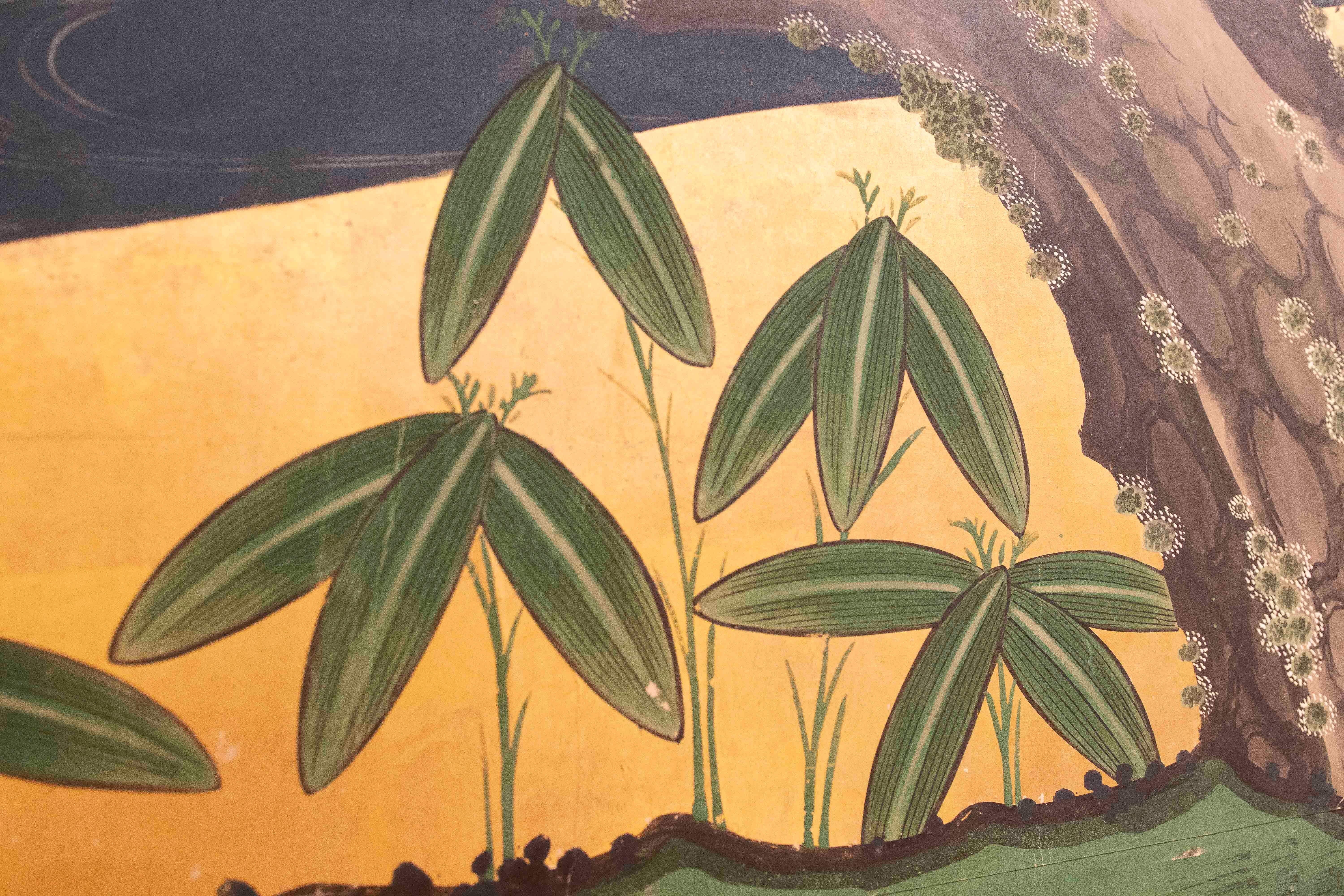 19th Japanese Screen with Cranes and Pine on a Golden Background For Sale 2