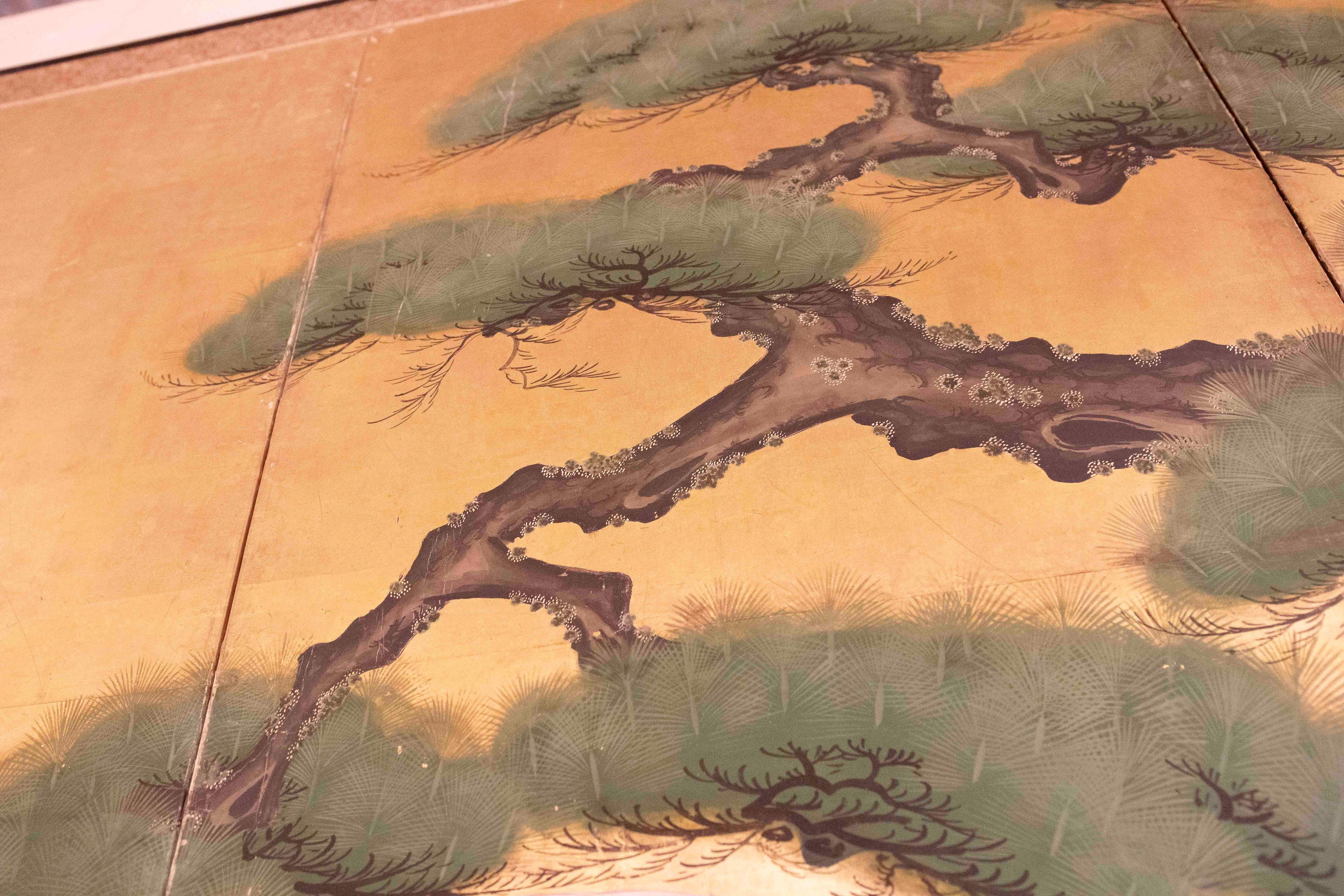 19th Japanese Screen with Cranes and Pine on a Golden Background For Sale 3