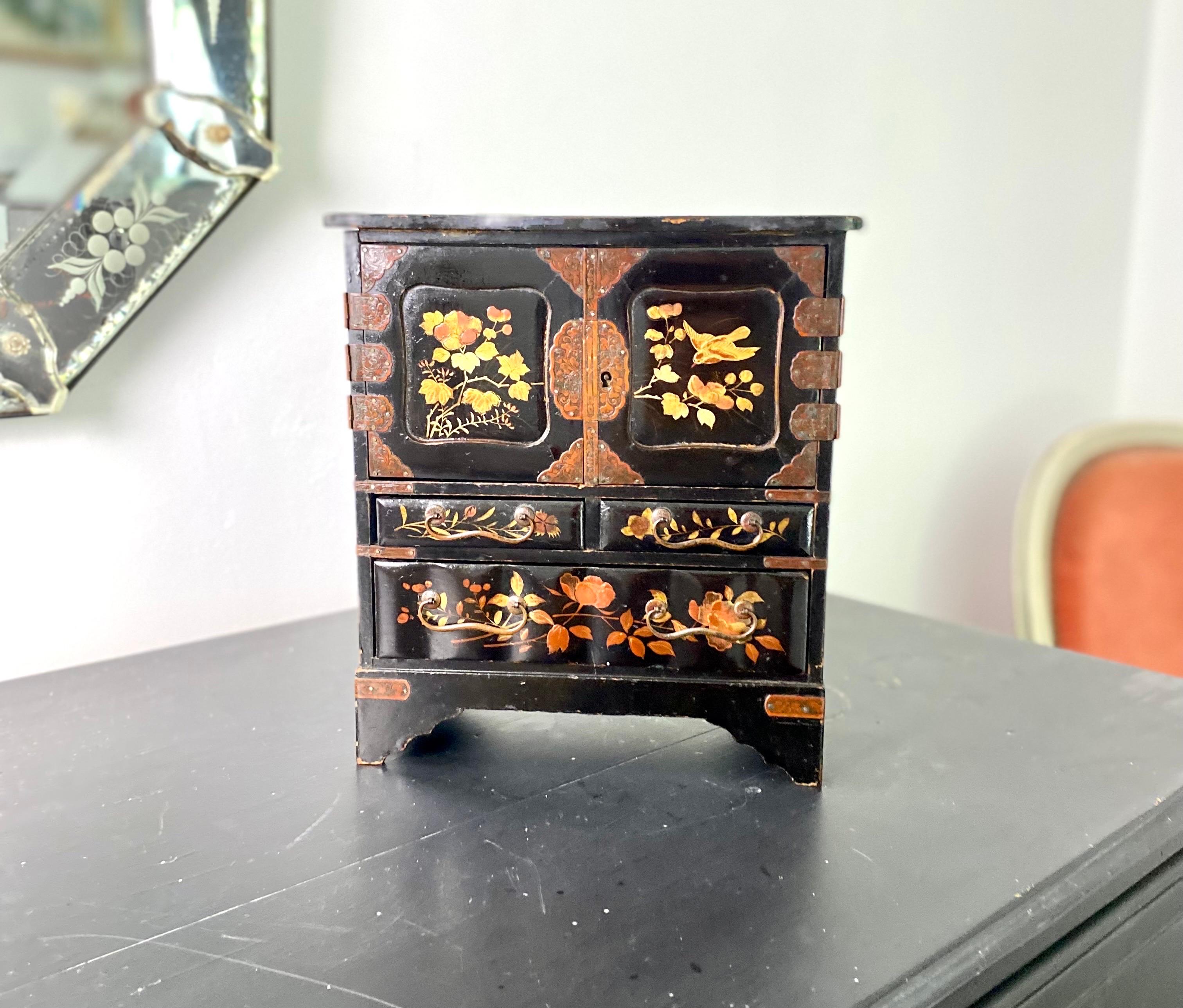 19th Jewelery Box Altar Box Japanese Temple Cabinet lacquer Black gilding Meiji In Good Condition In Beuzevillette, FR