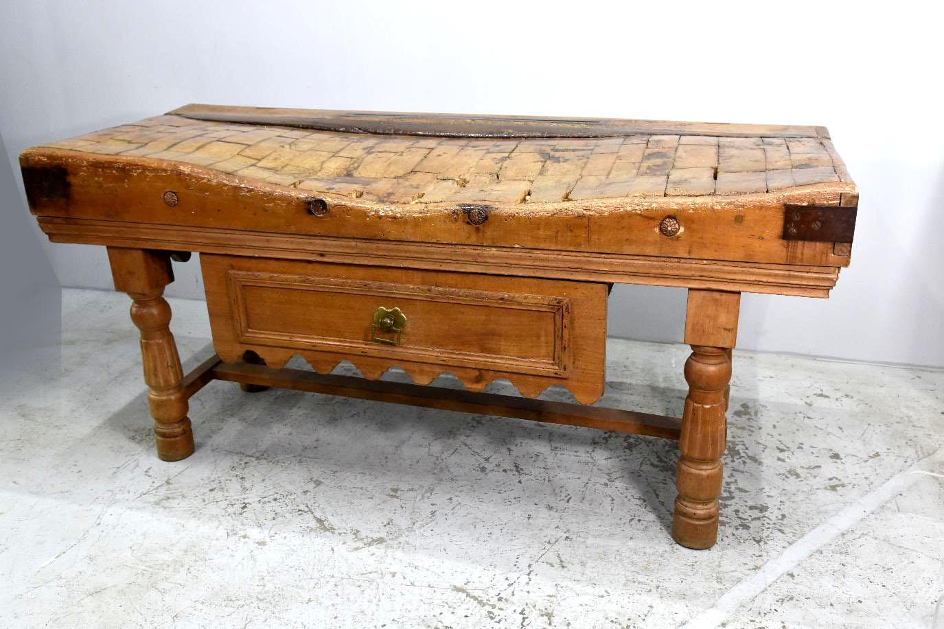 Large butcher block from the 19th century. Restoration to be planned on the work plan, large frieze drawer. Dimension height 86 cm for a width of 190 cm and a depth of 75 cm.
