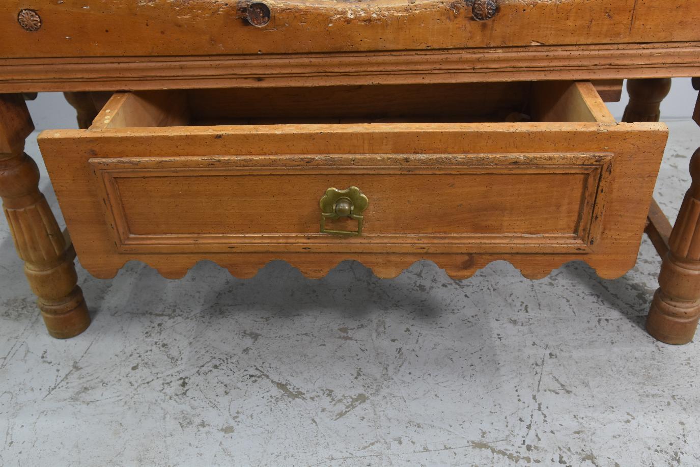 19th Large Butcher Block In Distressed Condition For Sale In Marseille, FR