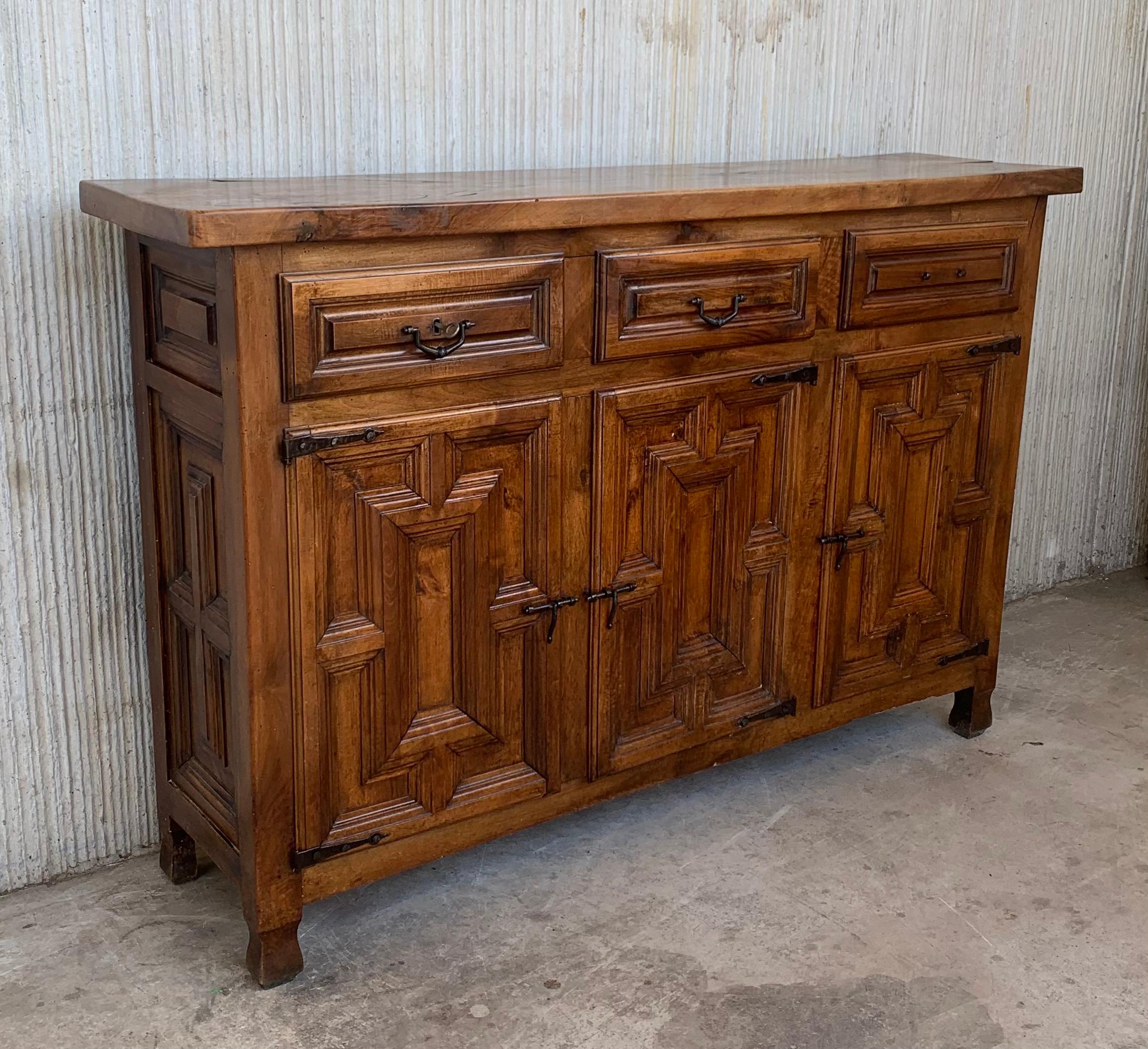 Baroque Grande crédence ou buffet baroque espagnol du 19e siècle en noyer clair sculpté en vente