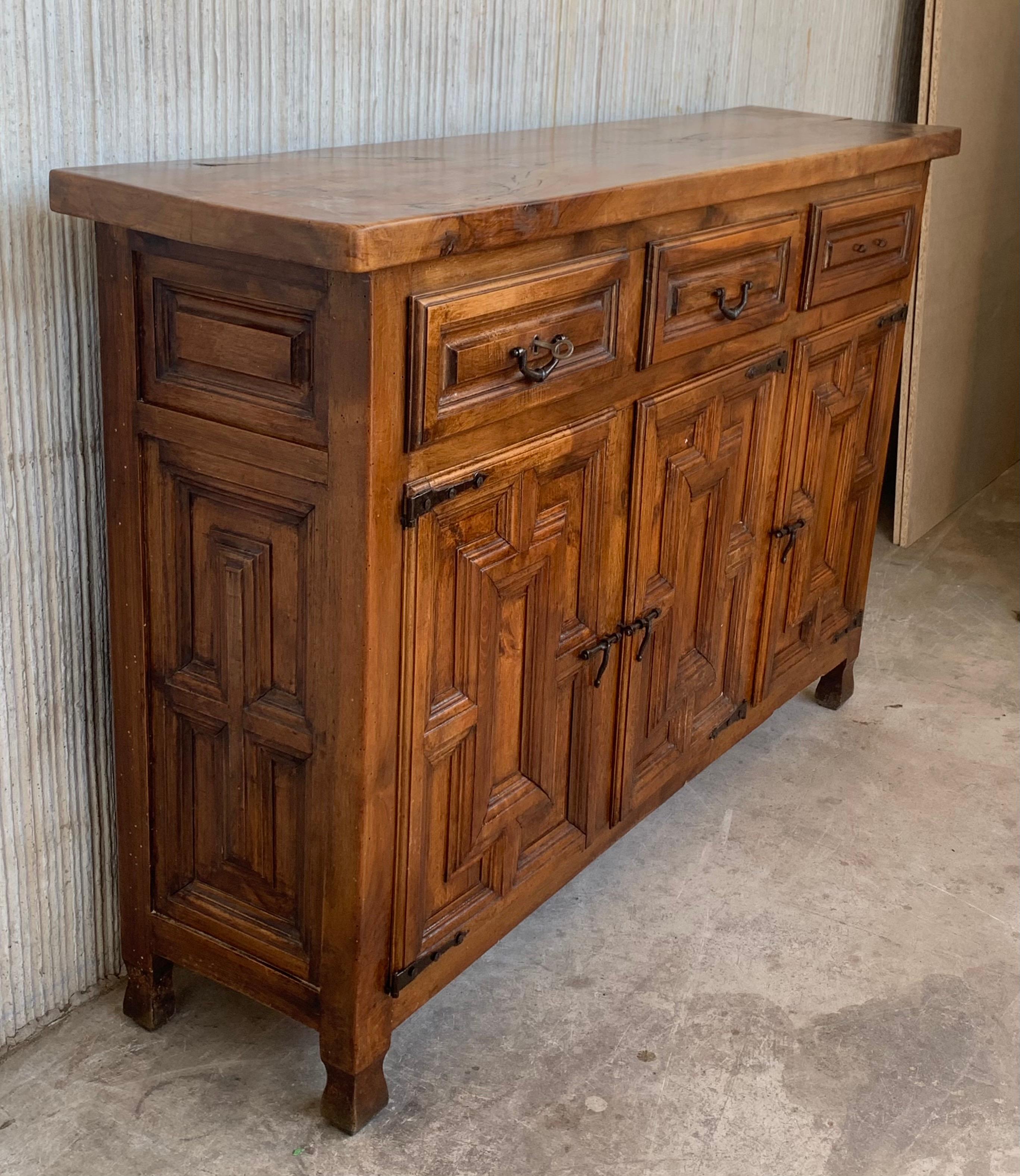 19th Large Catalan Spanish Baroque Carved Light Walnut Credenza or Buffet In Good Condition In Miami, FL