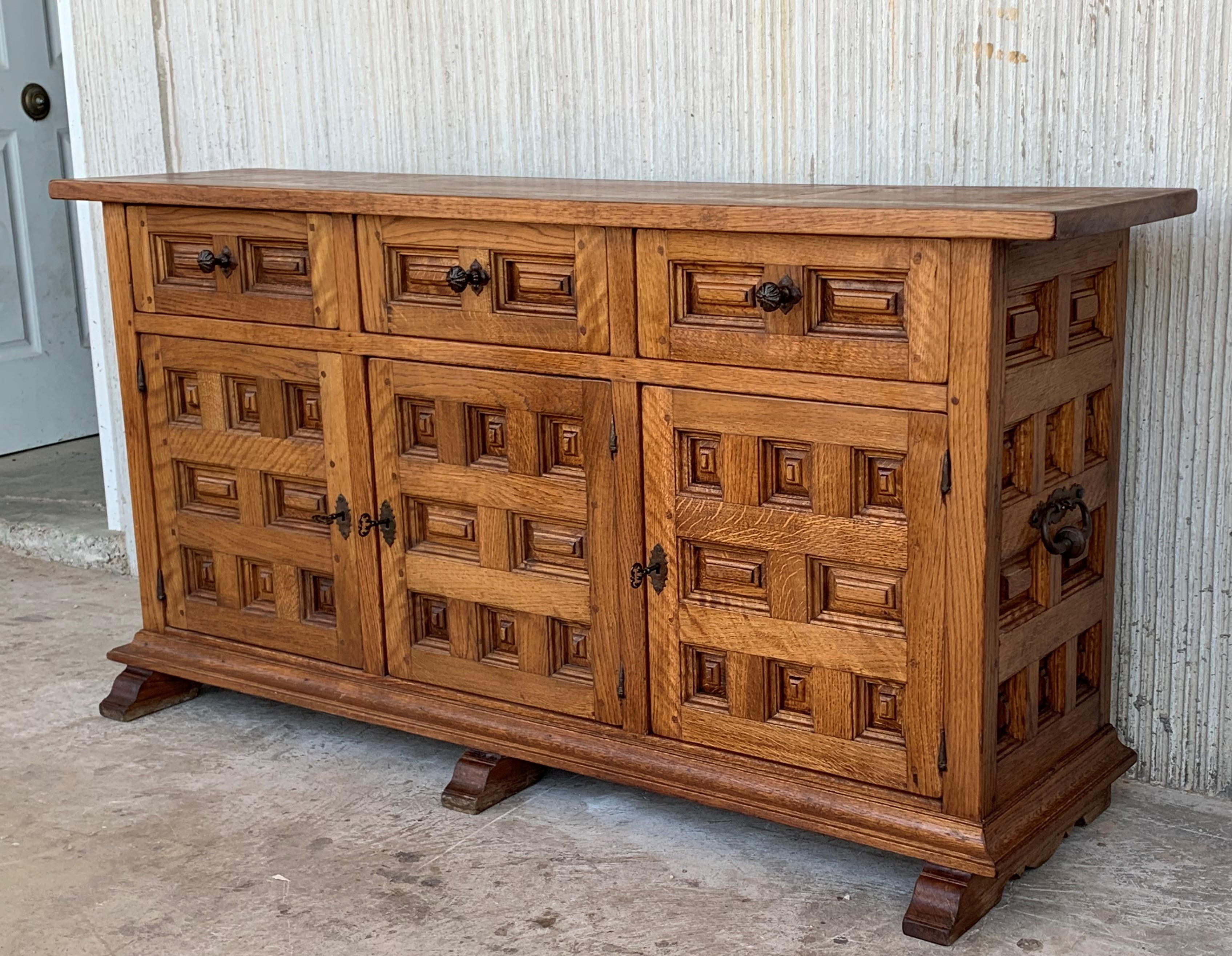 19th Century Large Catalan Spanish Baroque Carved Oak Tuscan Credenza or Buffet In Good Condition In Miami, FL