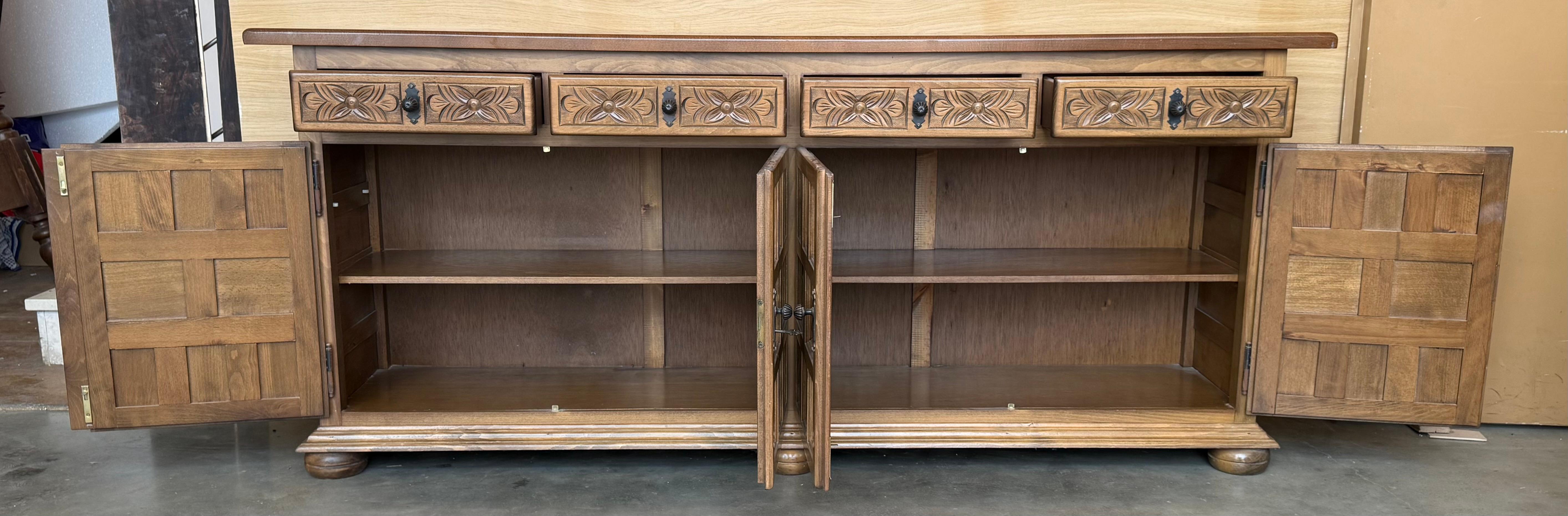19. Großer katalanischer spanischer Barock heller Nussbaum toskanische Credenza oder Buffet im Zustand „Gut“ im Angebot in Miami, FL