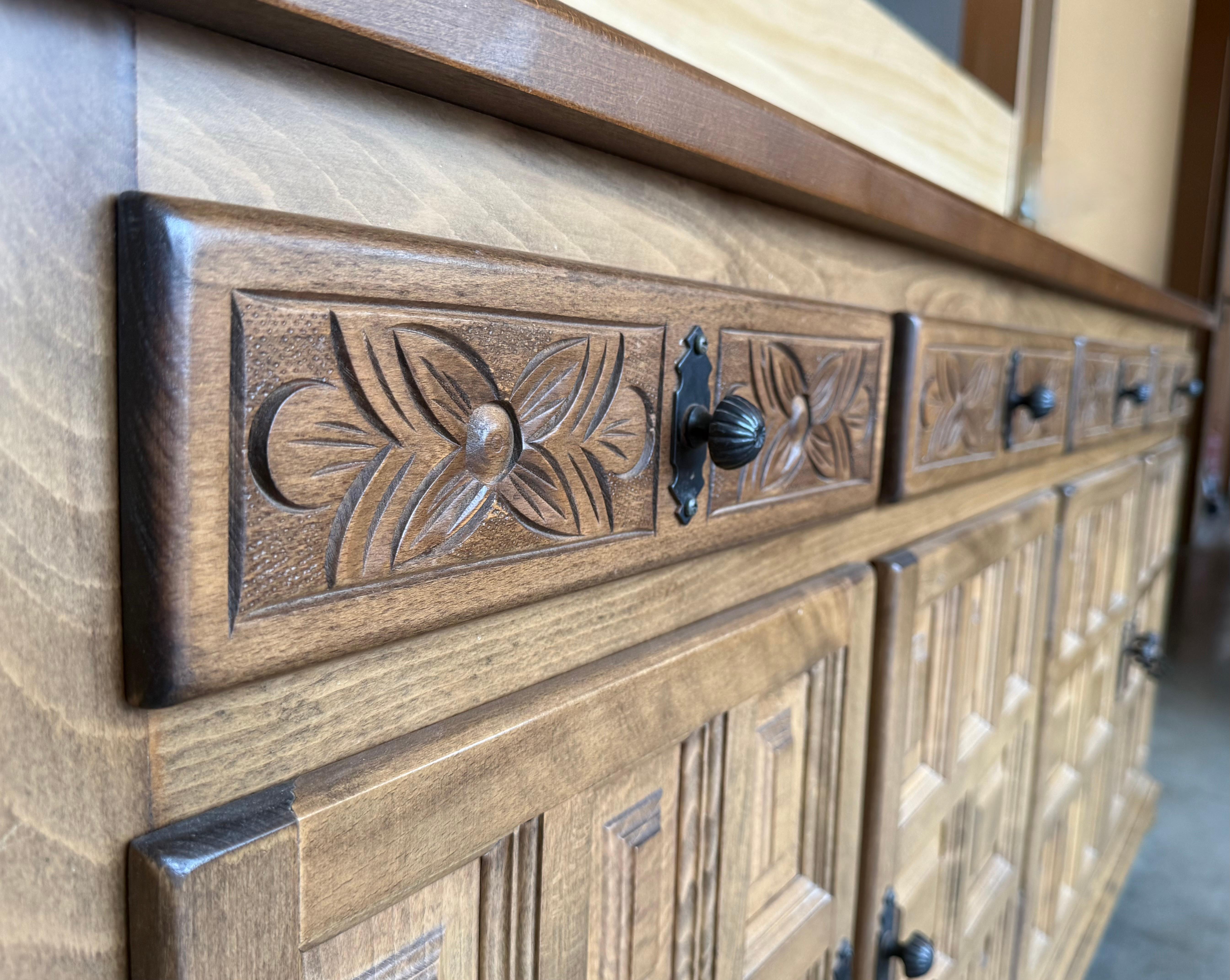 19. Großer katalanischer spanischer Barock heller Nussbaum toskanische Credenza oder Buffet (19. Jahrhundert) im Angebot