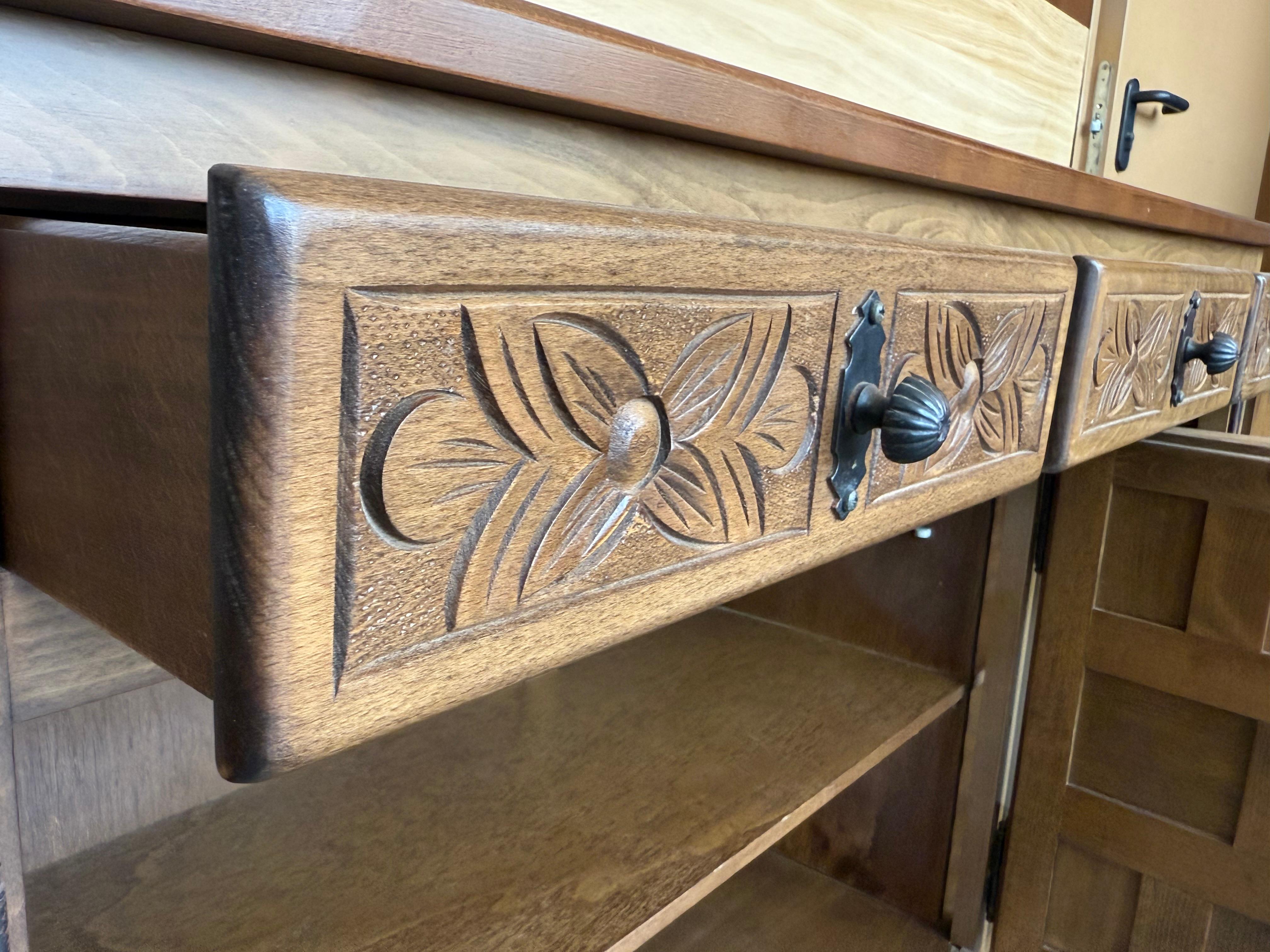 19. Großer katalanischer spanischer Barock heller Nussbaum toskanische Credenza oder Buffet (Eisen) im Angebot