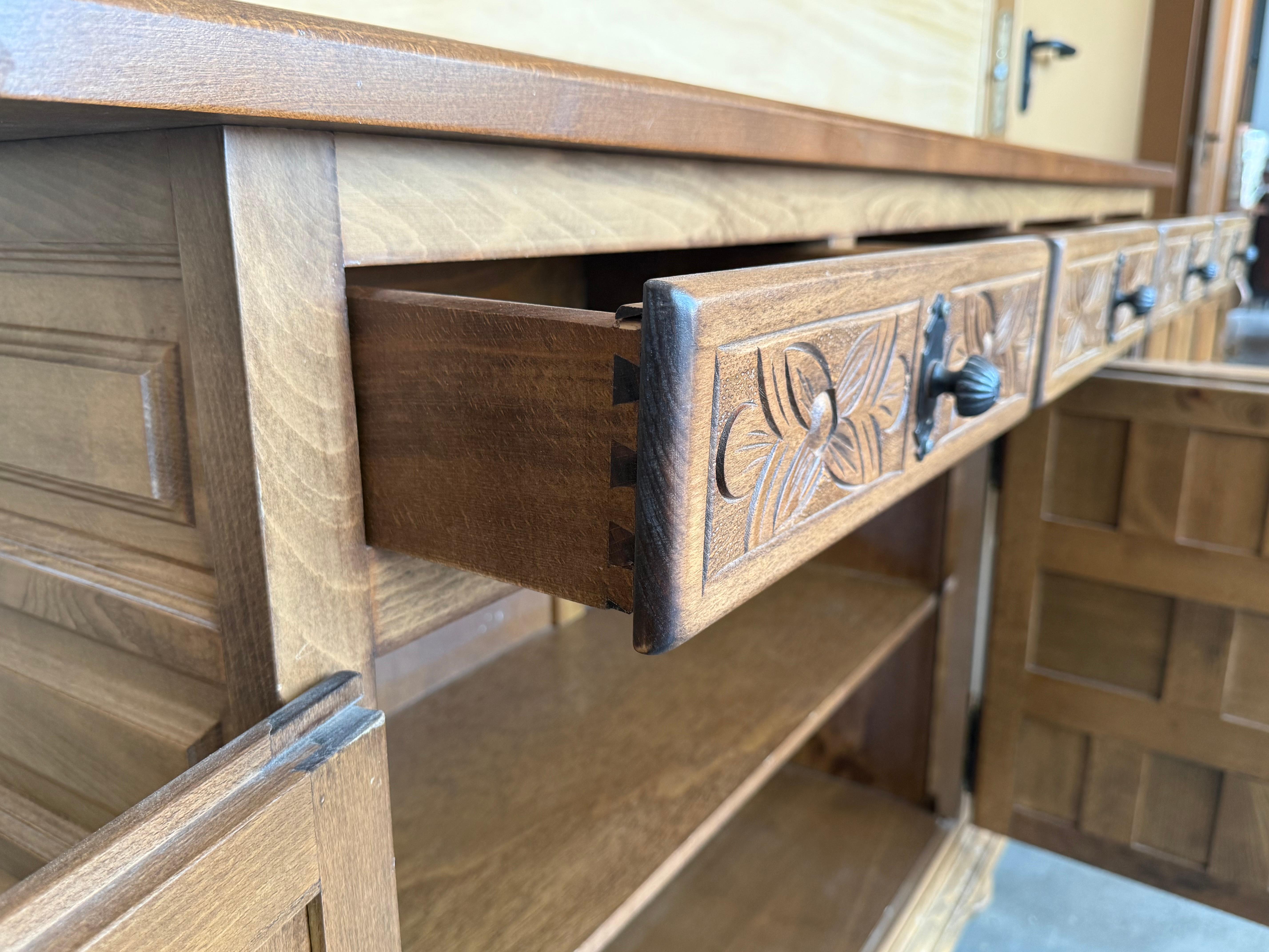19. Großer katalanischer spanischer Barock heller Nussbaum toskanische Credenza oder Buffet im Angebot 1