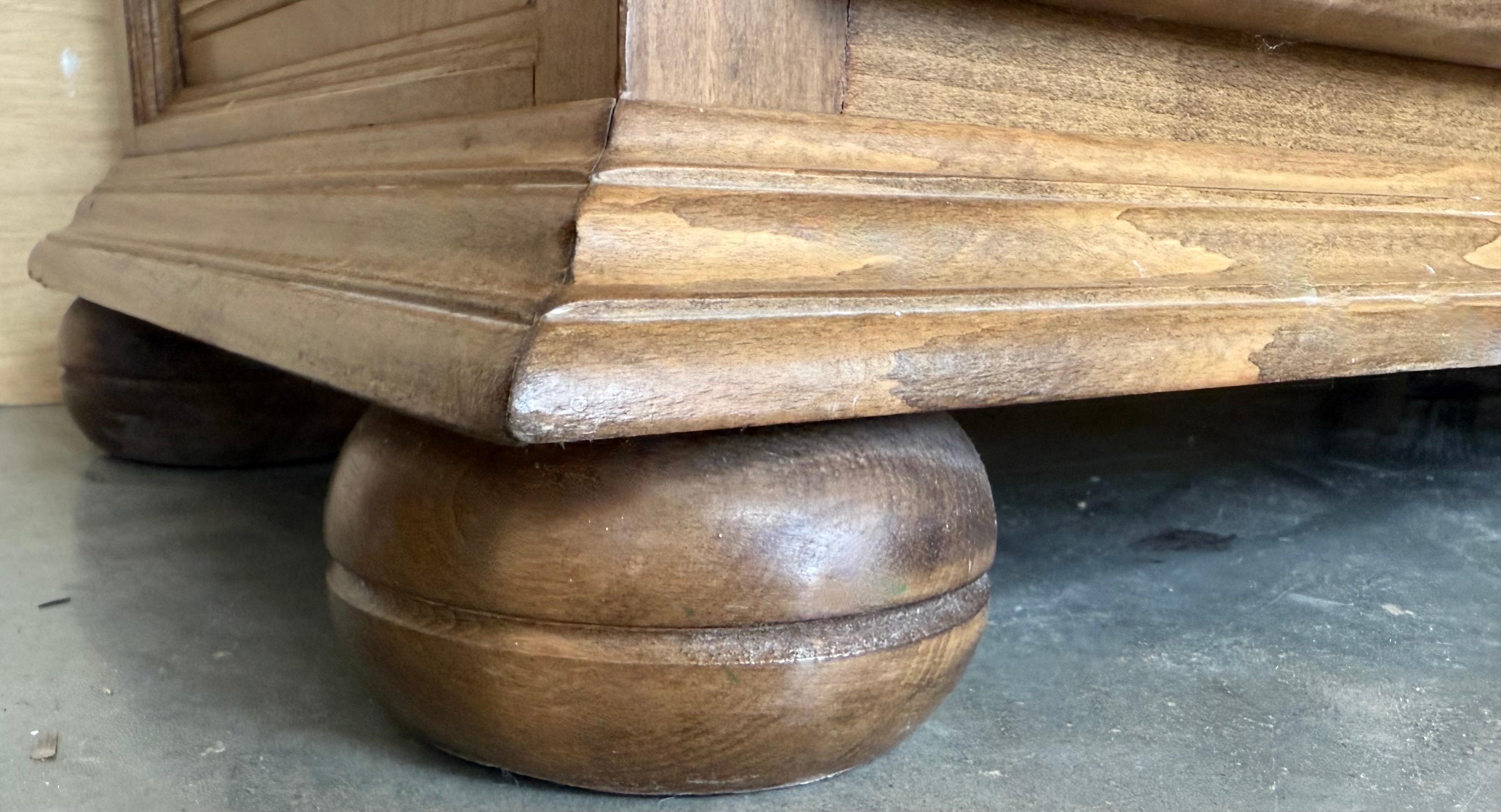 19. Großer katalanischer spanischer Barock heller Nussbaum toskanische Credenza oder Buffet im Angebot 3