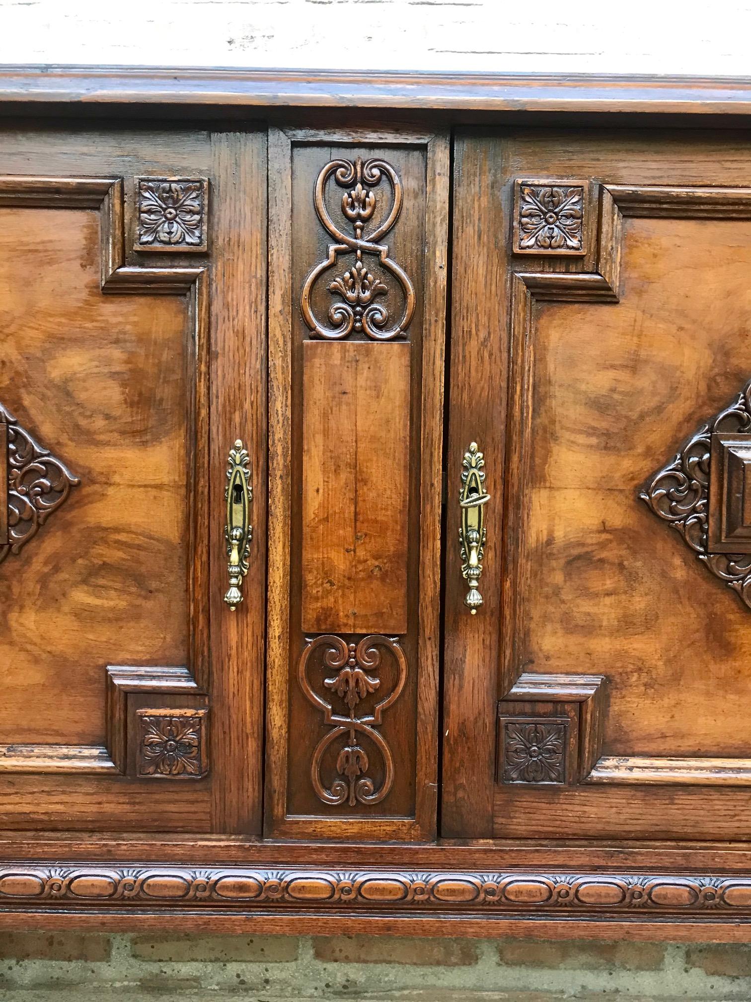 Grand buffet espagnol catalan avec deux portes, trois tiroirs et crête en miroir en vente 3