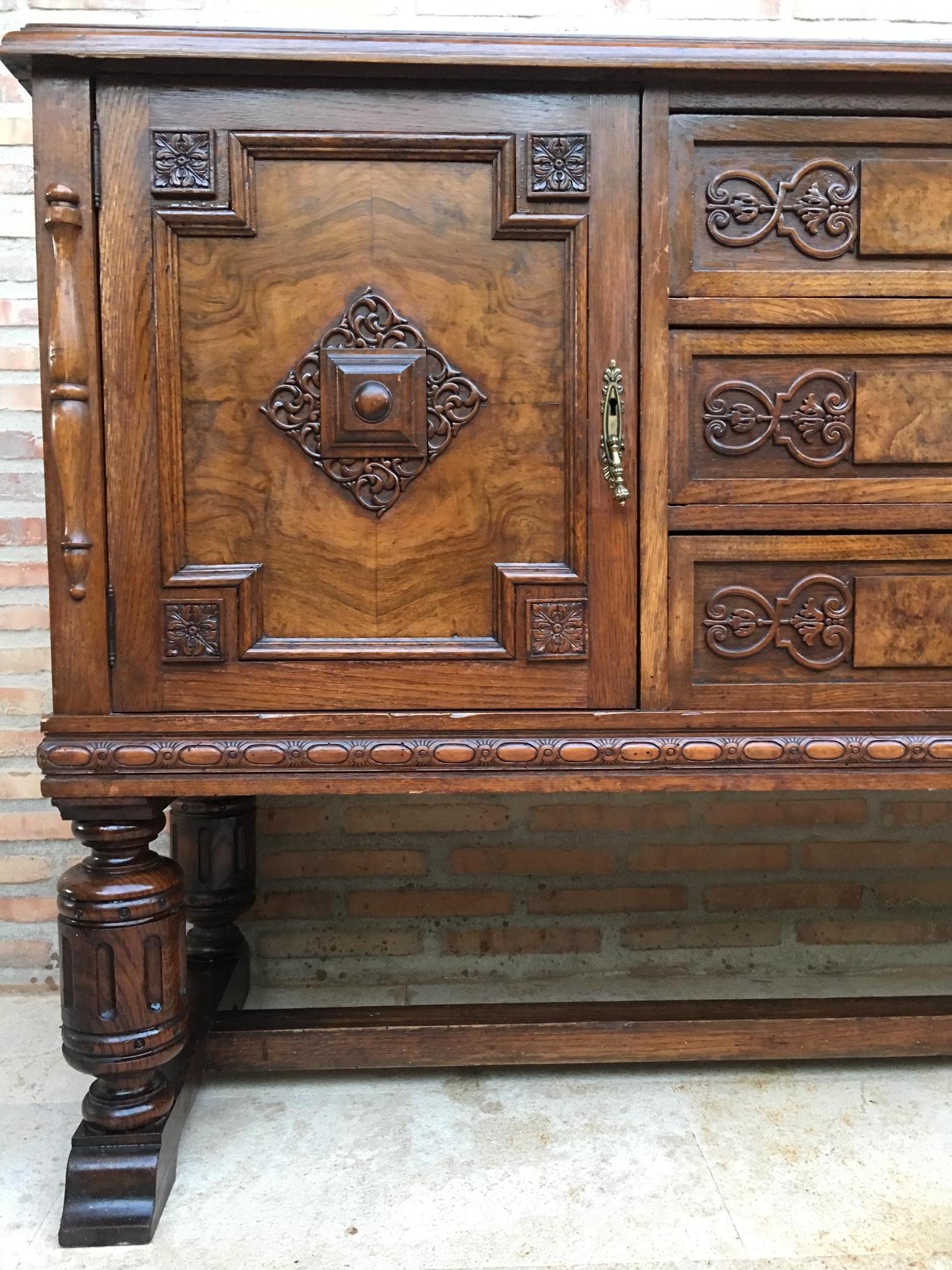 Grande buffet catalano spagnolo con due ante, tre cassetti e specchio a cresta in vendita 8
