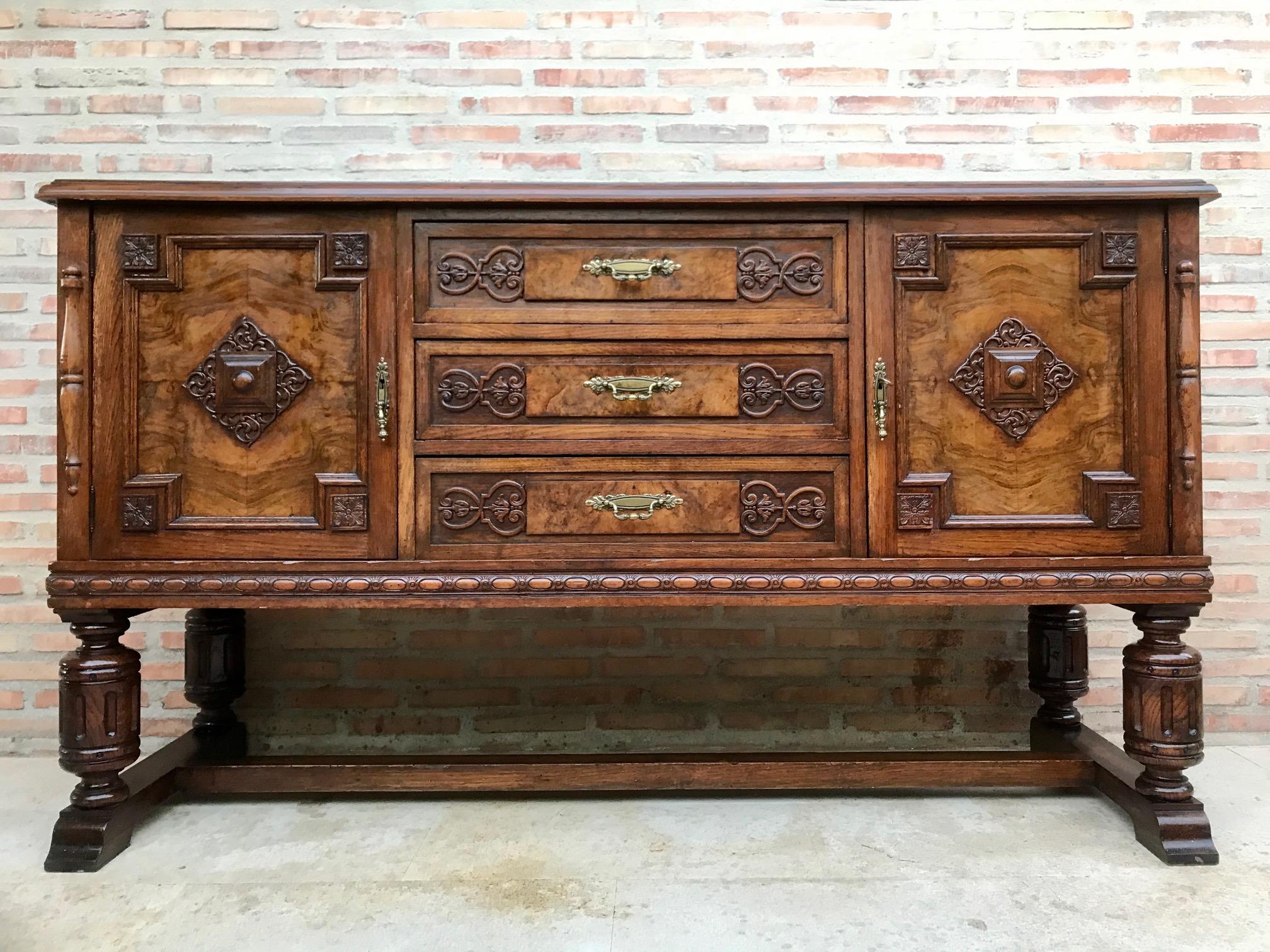 Grande buffet catalano spagnolo con due ante, tre cassetti e specchio a cresta in vendita 9