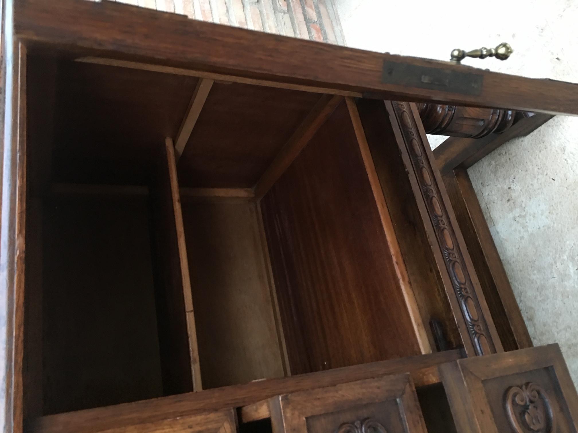 Grande buffet catalano spagnolo con due ante, tre cassetti e specchio a cresta in vendita 11