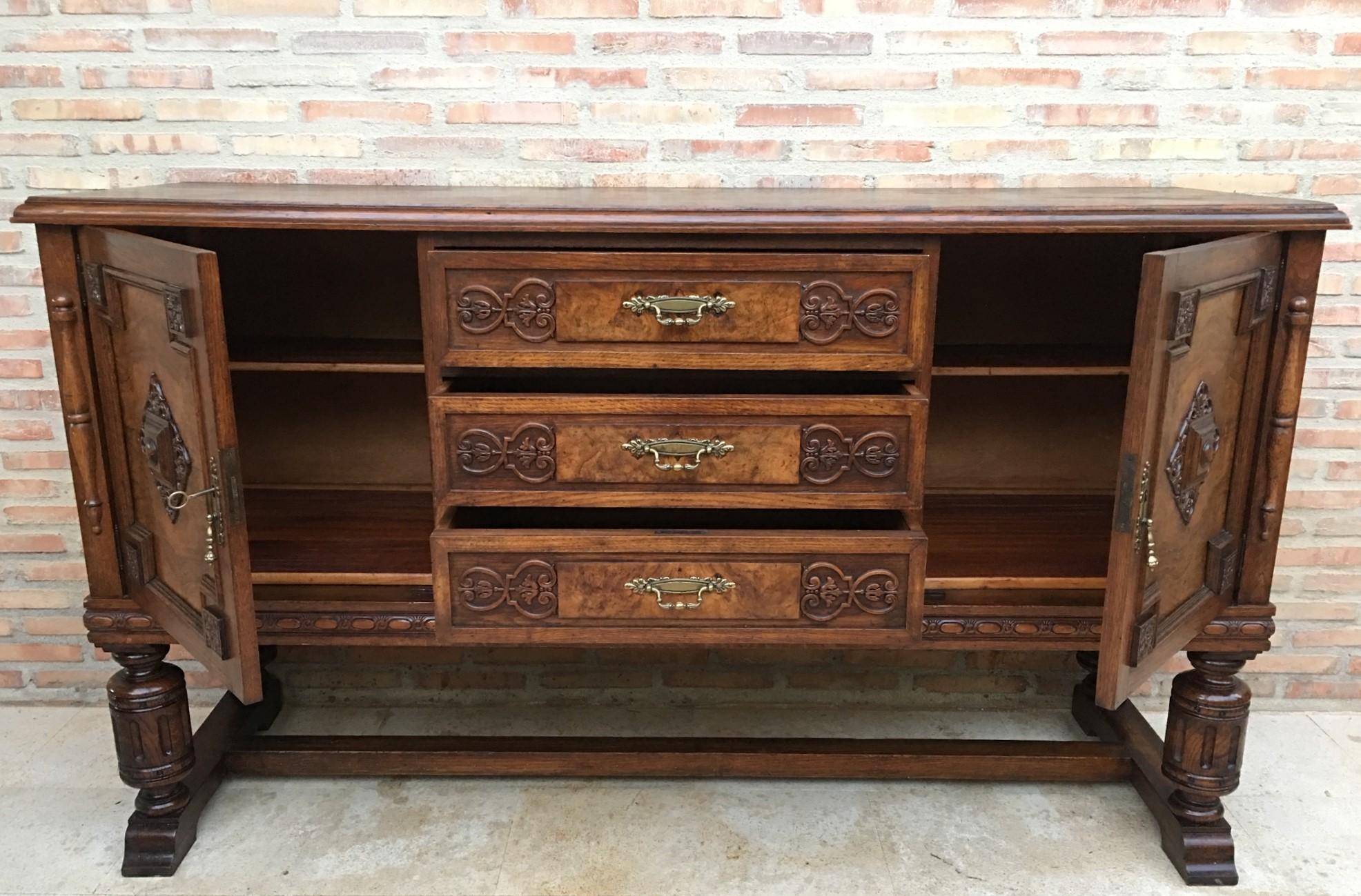 Spagnolo Grande buffet catalano spagnolo con due ante, tre cassetti e specchio a cresta in vendita