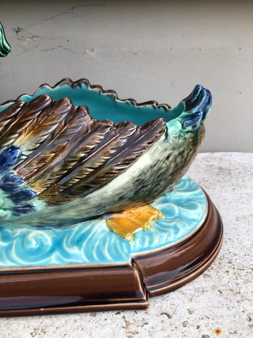 Fin du XIXe siècle Grande jardinière en majolique du 19ème siècle avec 2 canards Sarreguemines en vente