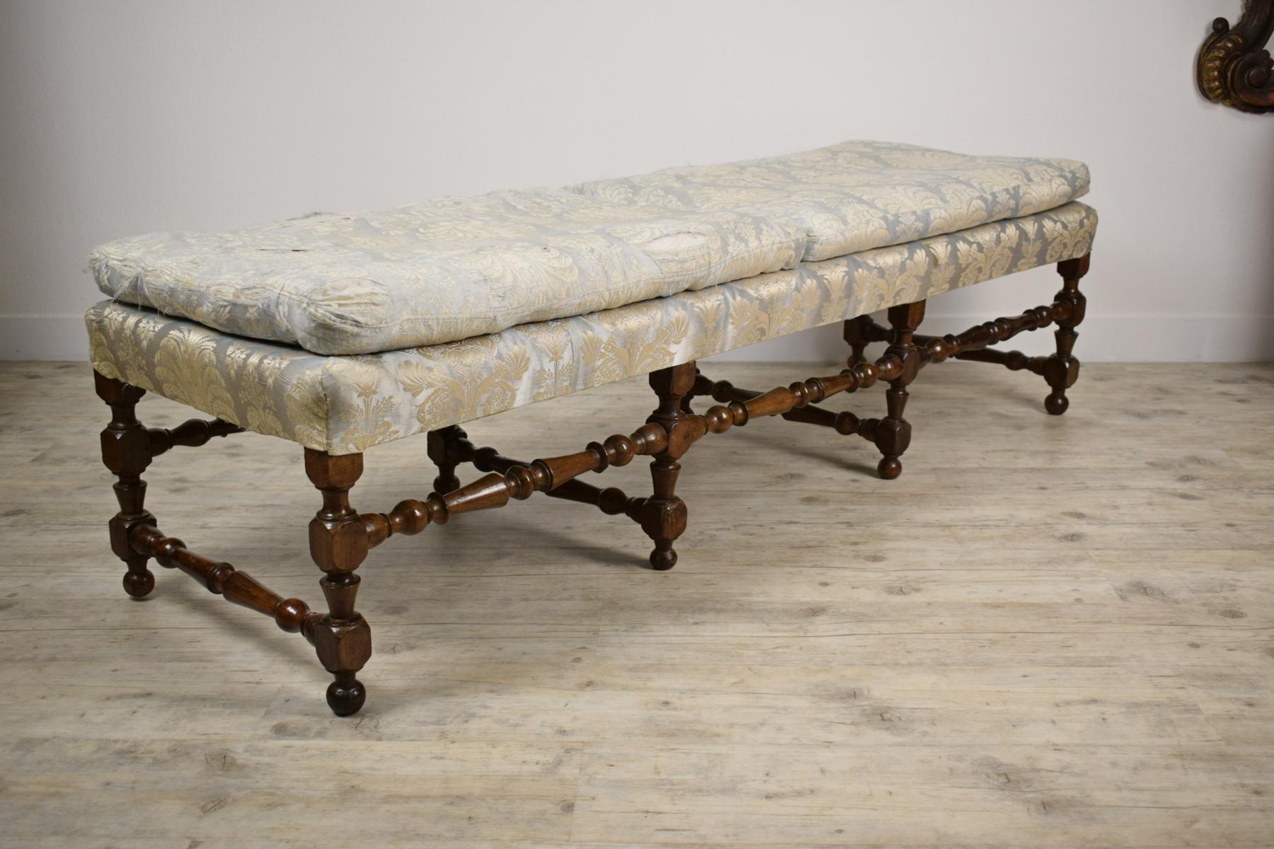 Long walnut wood Italian bench, made in the north of Italy (Piedmont), from 19th century.
This exquisite bench features a long rectangular seat covered, eight barley twist legs with rectangular block joints, connected to one another through side
