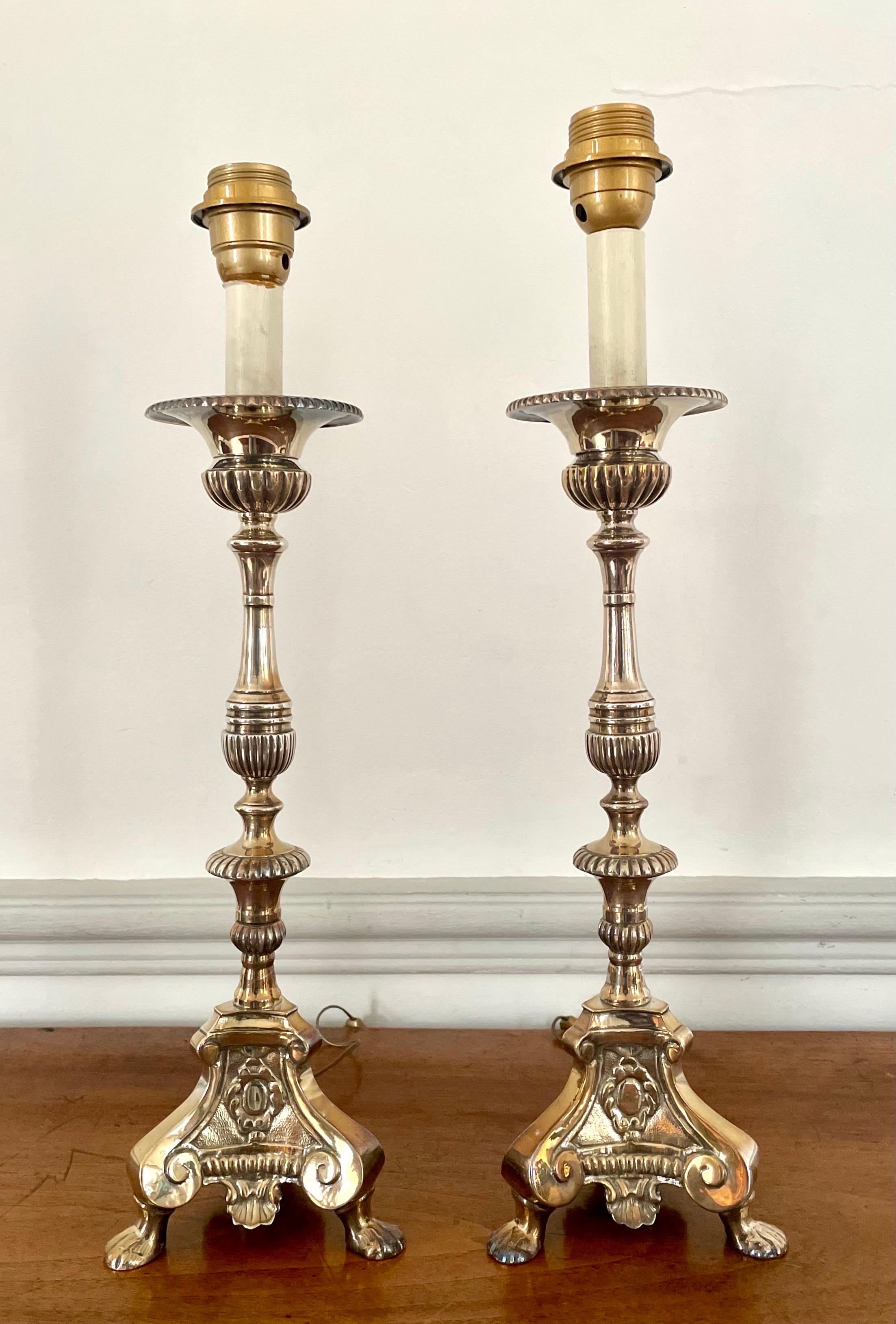 Très belle paire de chandeliers d'église ou d'autel en métal argenté.
L'usure de l'argent leur donne une magnifique patine.
Style Louis XIV
XIXe siècle.
Ces jolis bougeoirs / torchères sont montés comme une lampe pour être facilement utilisés dans