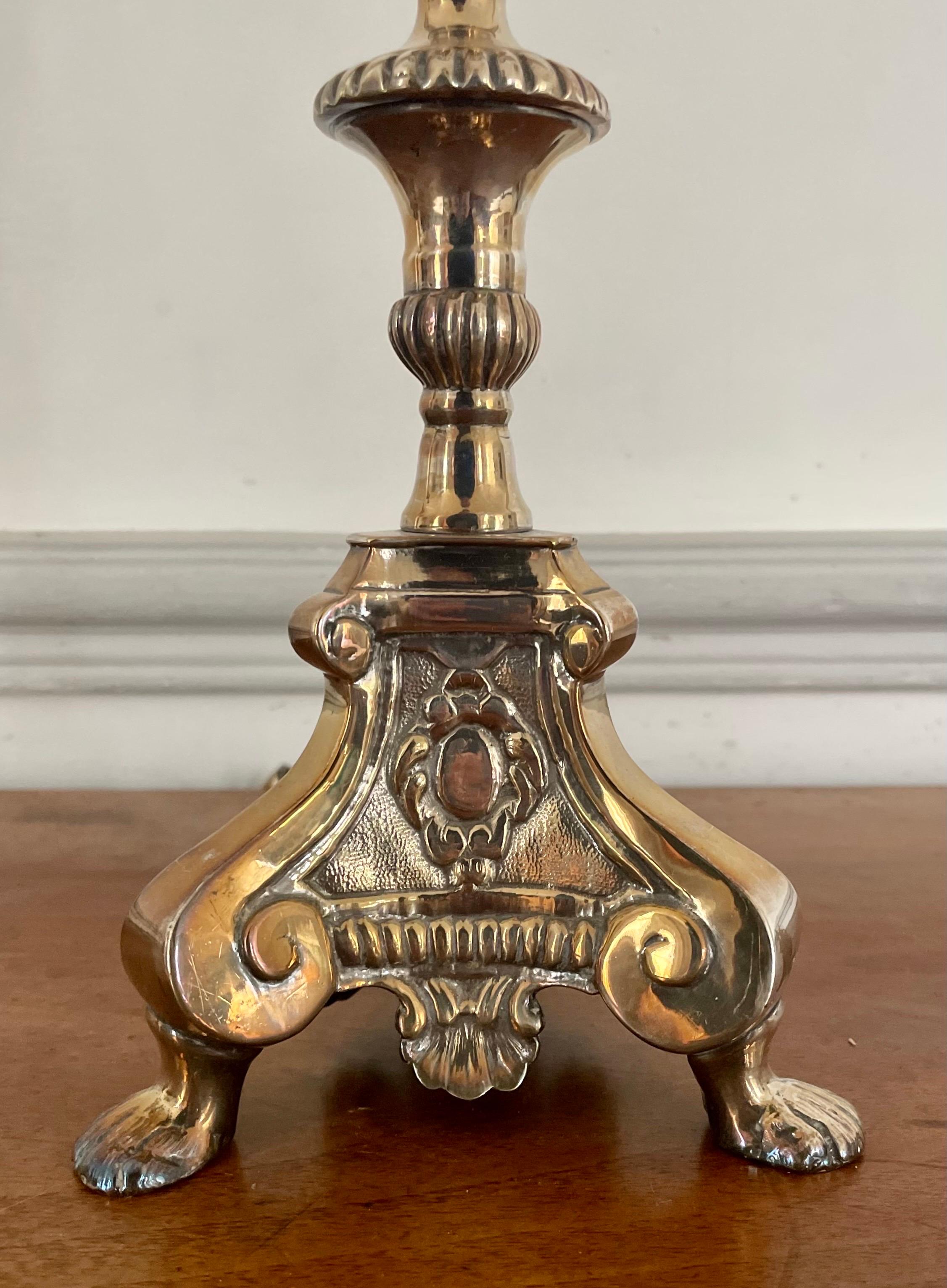 Paire de chandeliers d'église / d'autel de style Louis XIV du 19ème siècle en métal argenté / lampe Bon état - En vente à Beuzevillette, FR