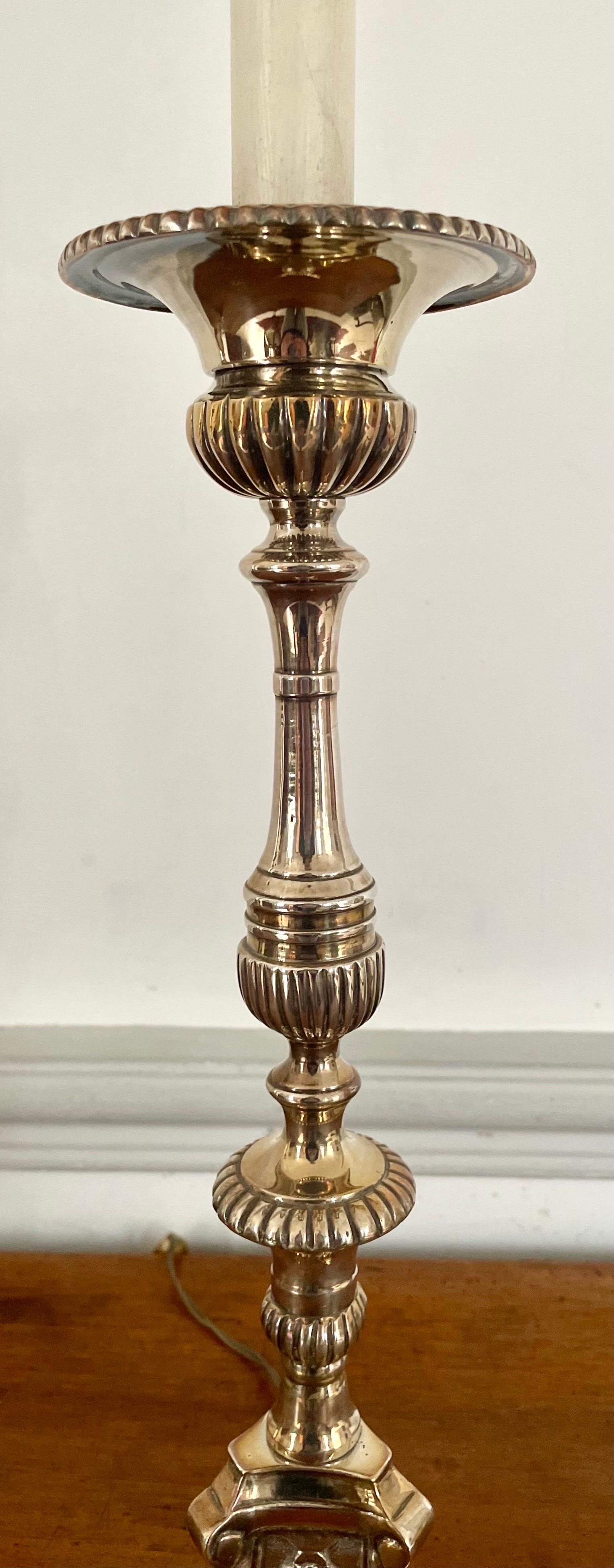 XIXe siècle Paire de chandeliers d'église / d'autel de style Louis XIV du 19ème siècle en métal argenté / lampe en vente