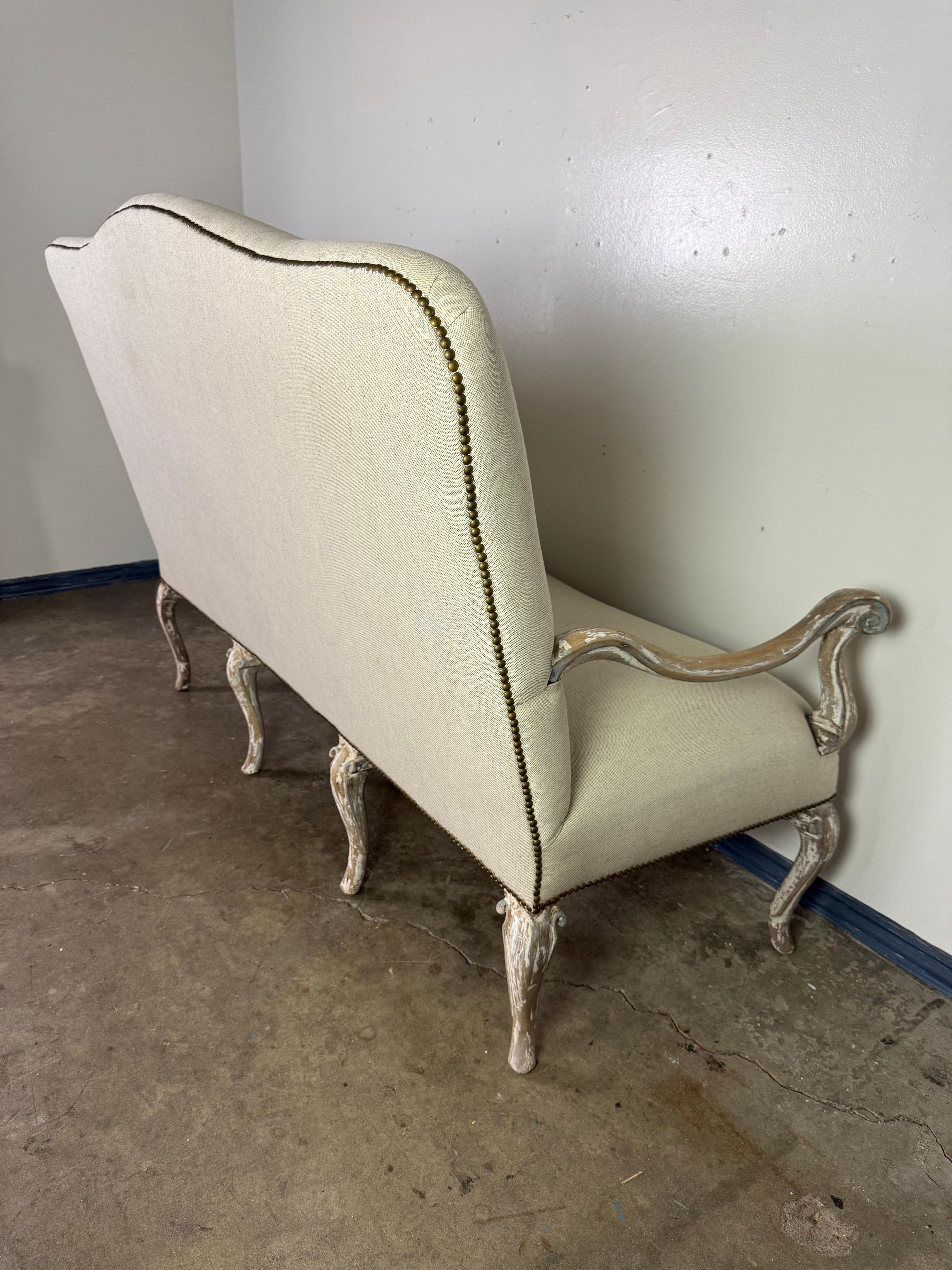 Sofá francés del siglo XIX estilo Luis XV con brazos tallados y patas cabriolé

Francia, hacia 1880

Un refinado sofá francés del siglo XIX, de estilo Luis XV, recién tapizado en un lino neutro de tonos lino, con elegantes líneas serpentinas y