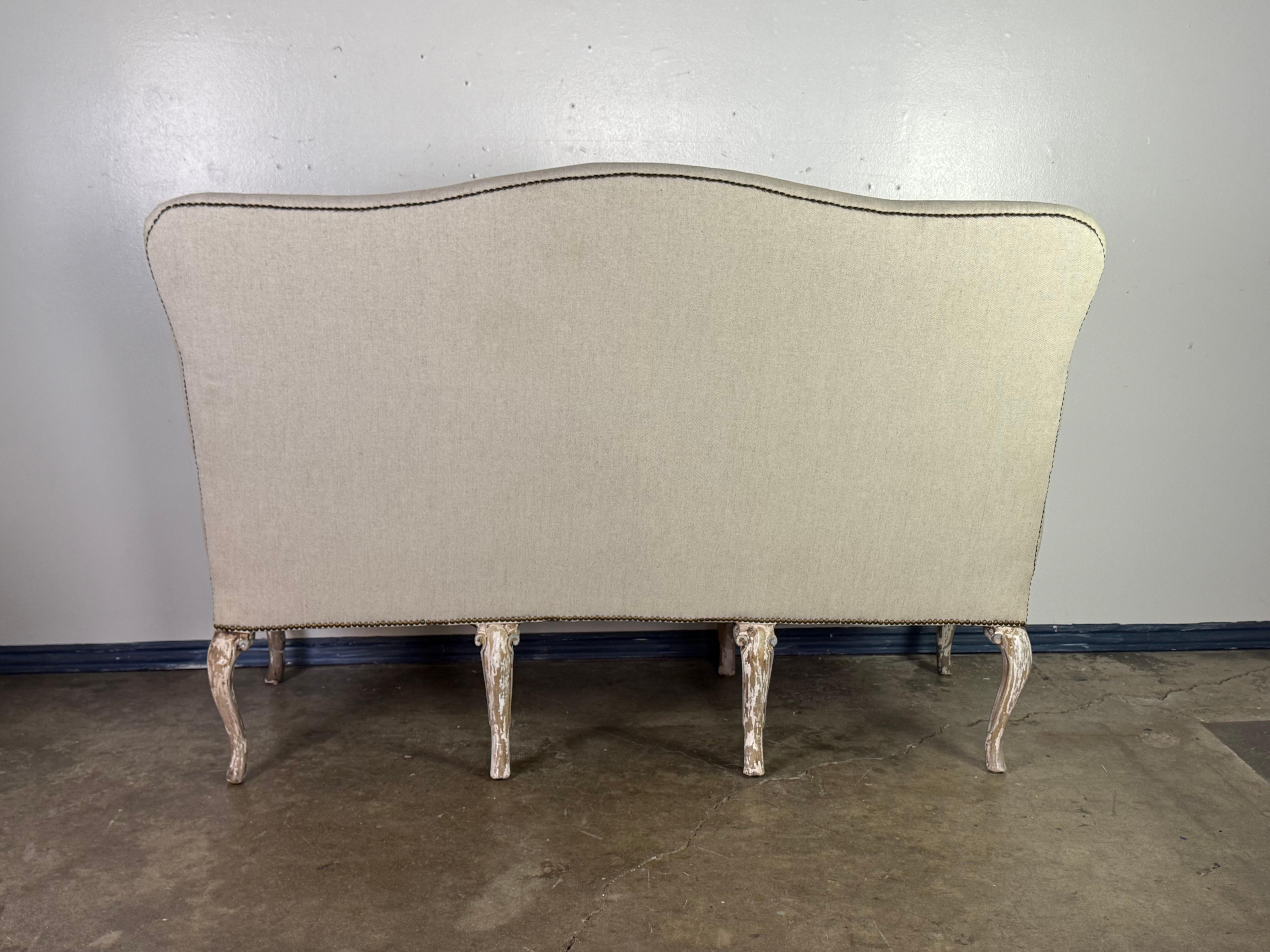 Sillón de lino estilo Luis XV del siglo XIX en Desgastado estado para la venta en Los Angeles, CA