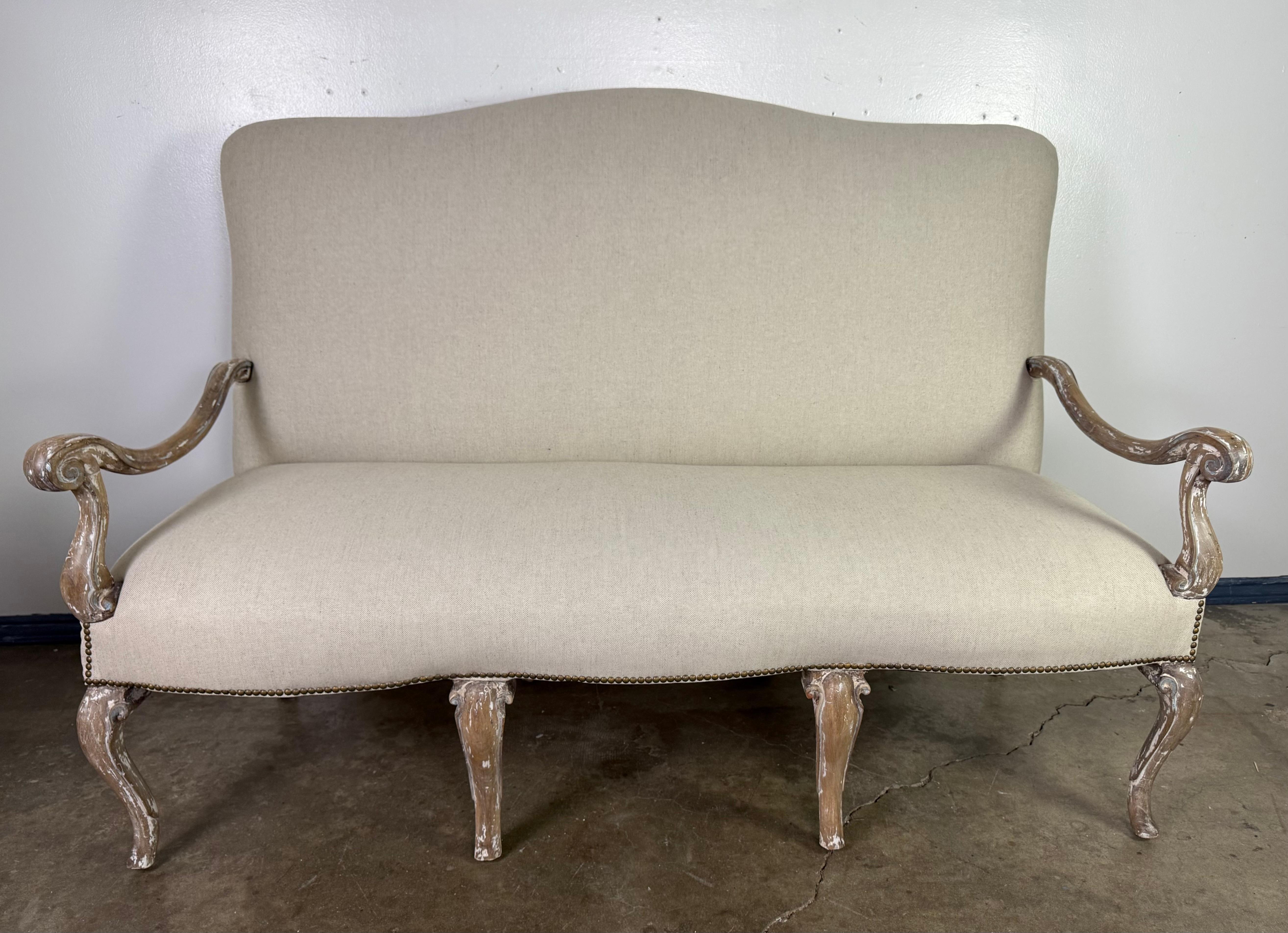 Sillón de lino estilo Luis XV del siglo XIX en venta