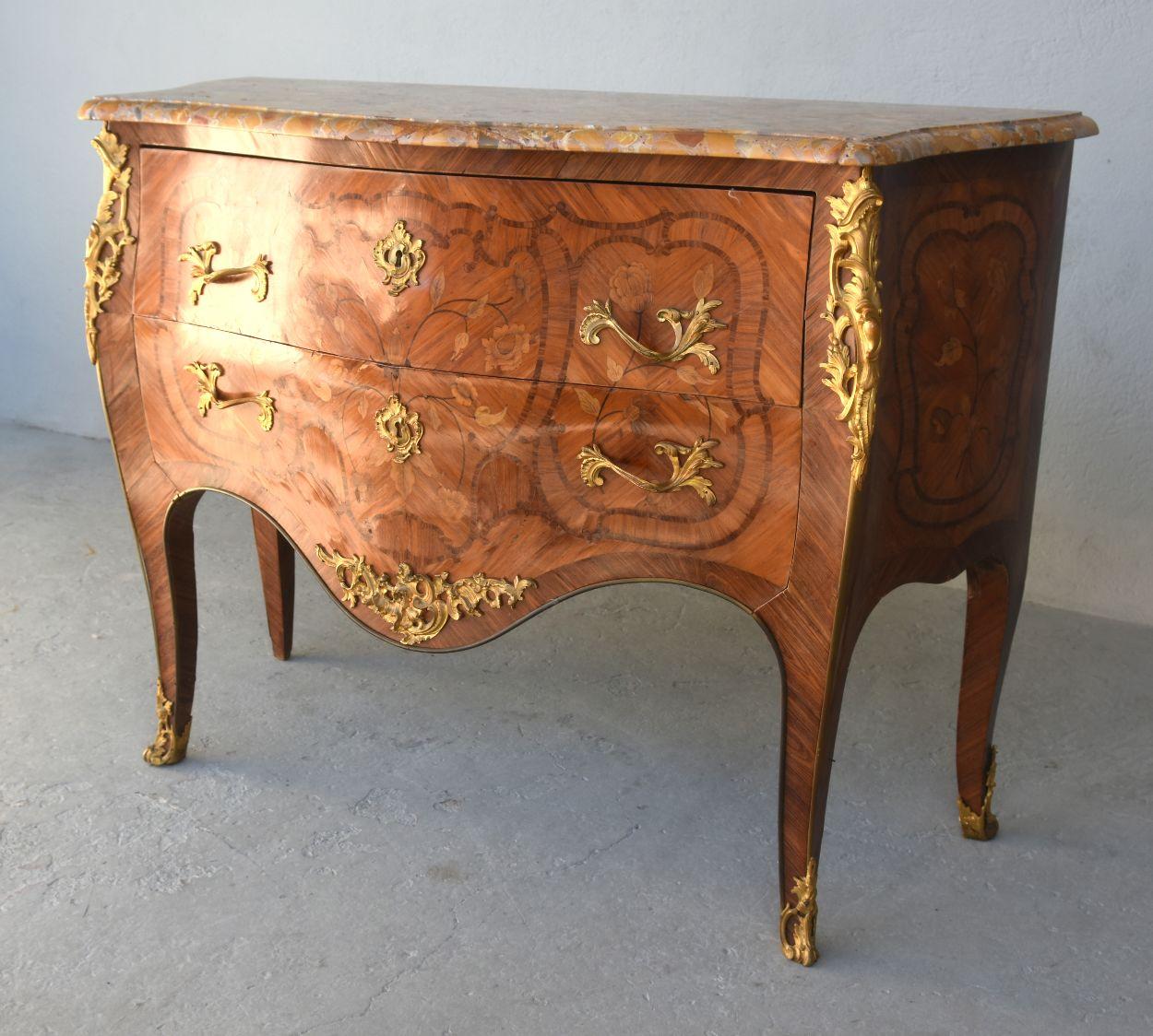 19th Louis XV jumping chest of drawers rosewood stamped with Mercier richly garnished with gilded bronzes floral decoration, 90 cm high, 120 cm wide and 49 cm deep.