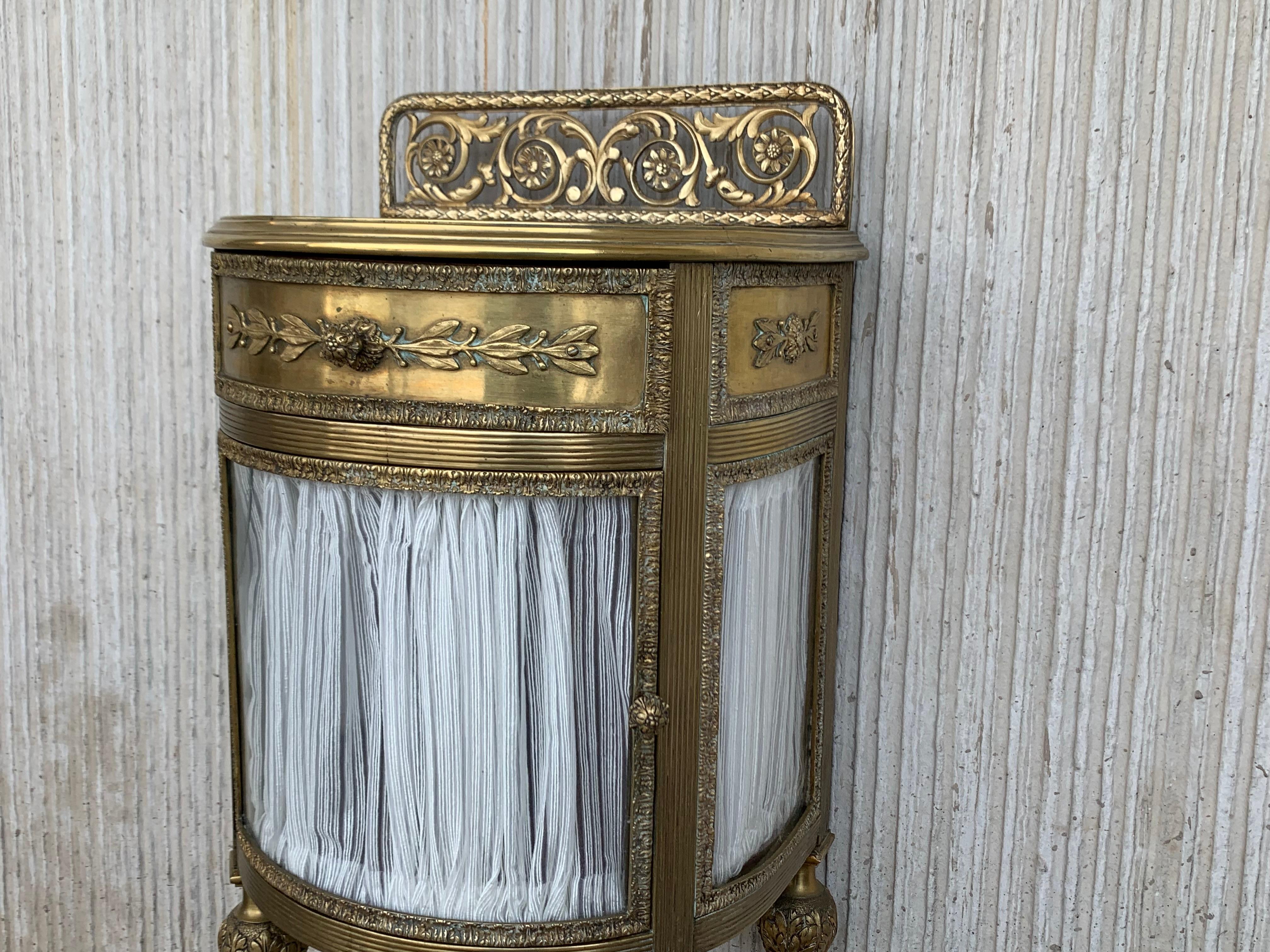 Louis XVI Pair of Bronze Vitrine Nightstand with Curved Glass Door and Drawer In Good Condition In Miami, FL