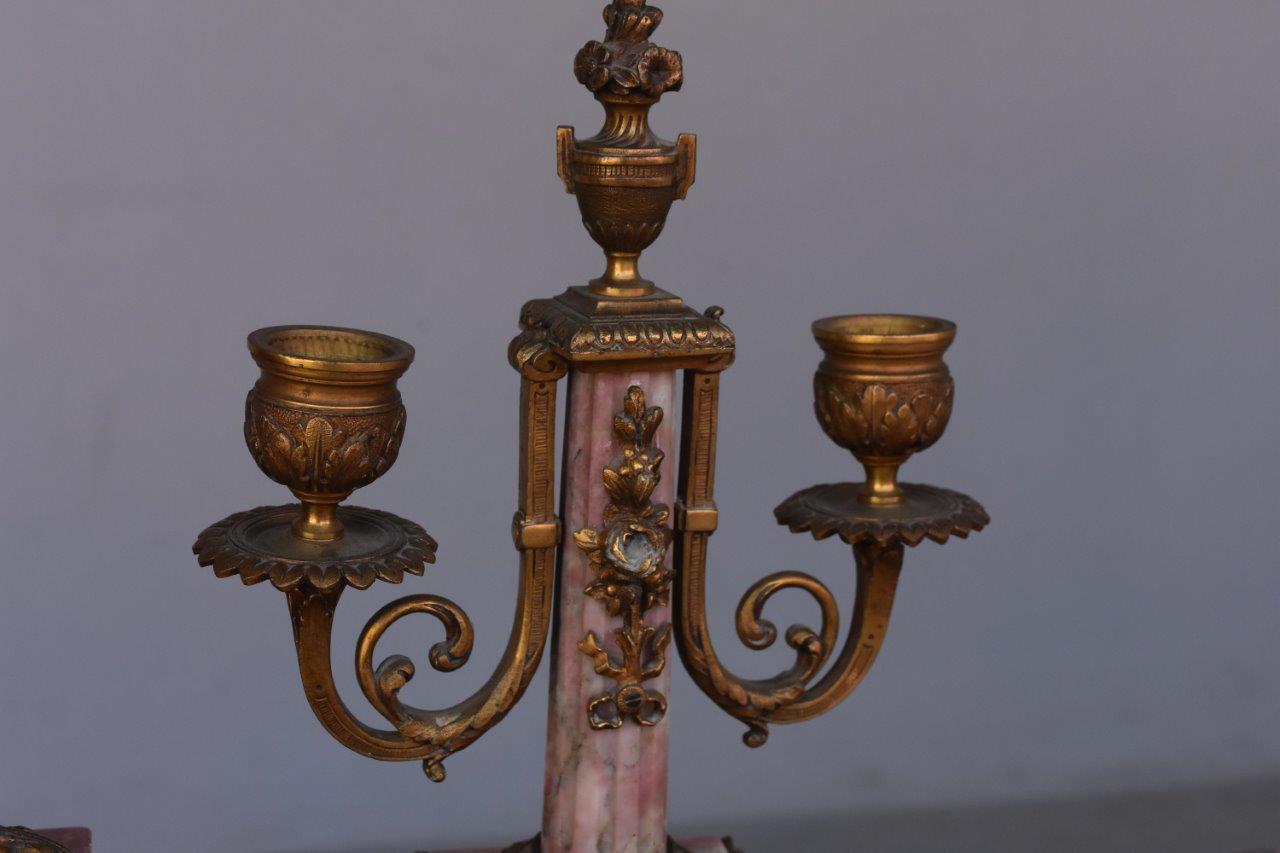 Marmor-Kaminuhr im Louis-XVI-Stil des 19. Jahrhunderts mit vergoldeter Bronze im Angebot 3