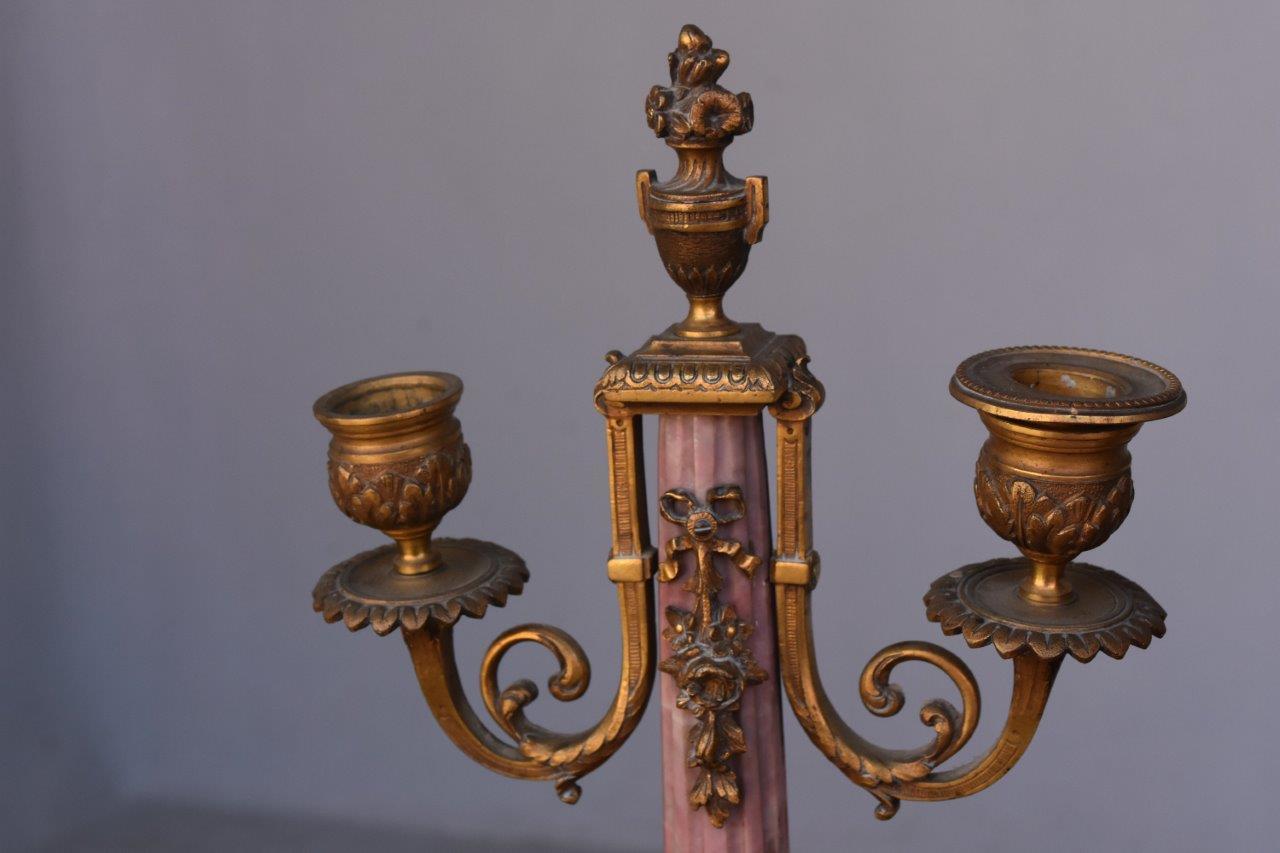 Marmor-Kaminuhr im Louis-XVI-Stil des 19. Jahrhunderts mit vergoldeter Bronze im Angebot 4