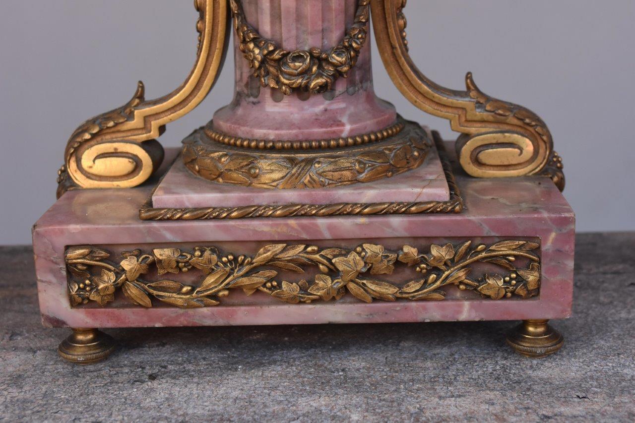 Marmor-Kaminuhr im Louis-XVI-Stil des 19. Jahrhunderts mit vergoldeter Bronze (Spätes 19. Jahrhundert) im Angebot