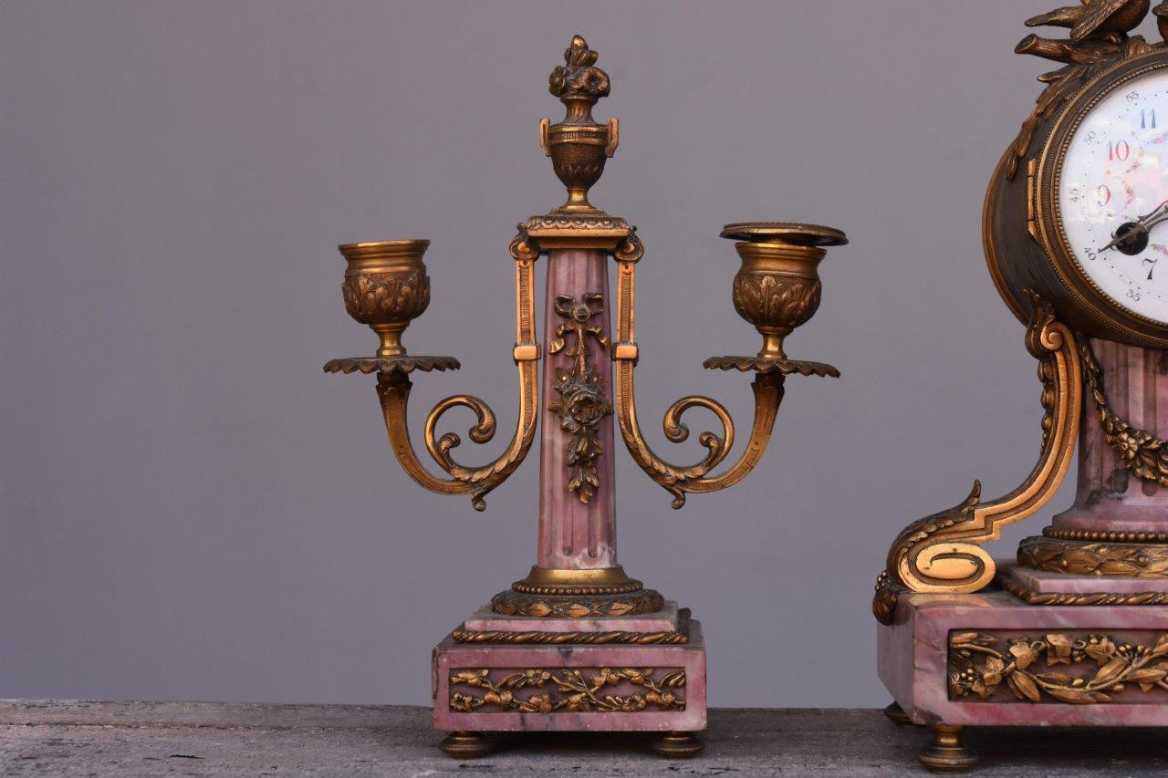 Marmor-Kaminuhr im Louis-XVI-Stil des 19. Jahrhunderts mit vergoldeter Bronze im Angebot 1
