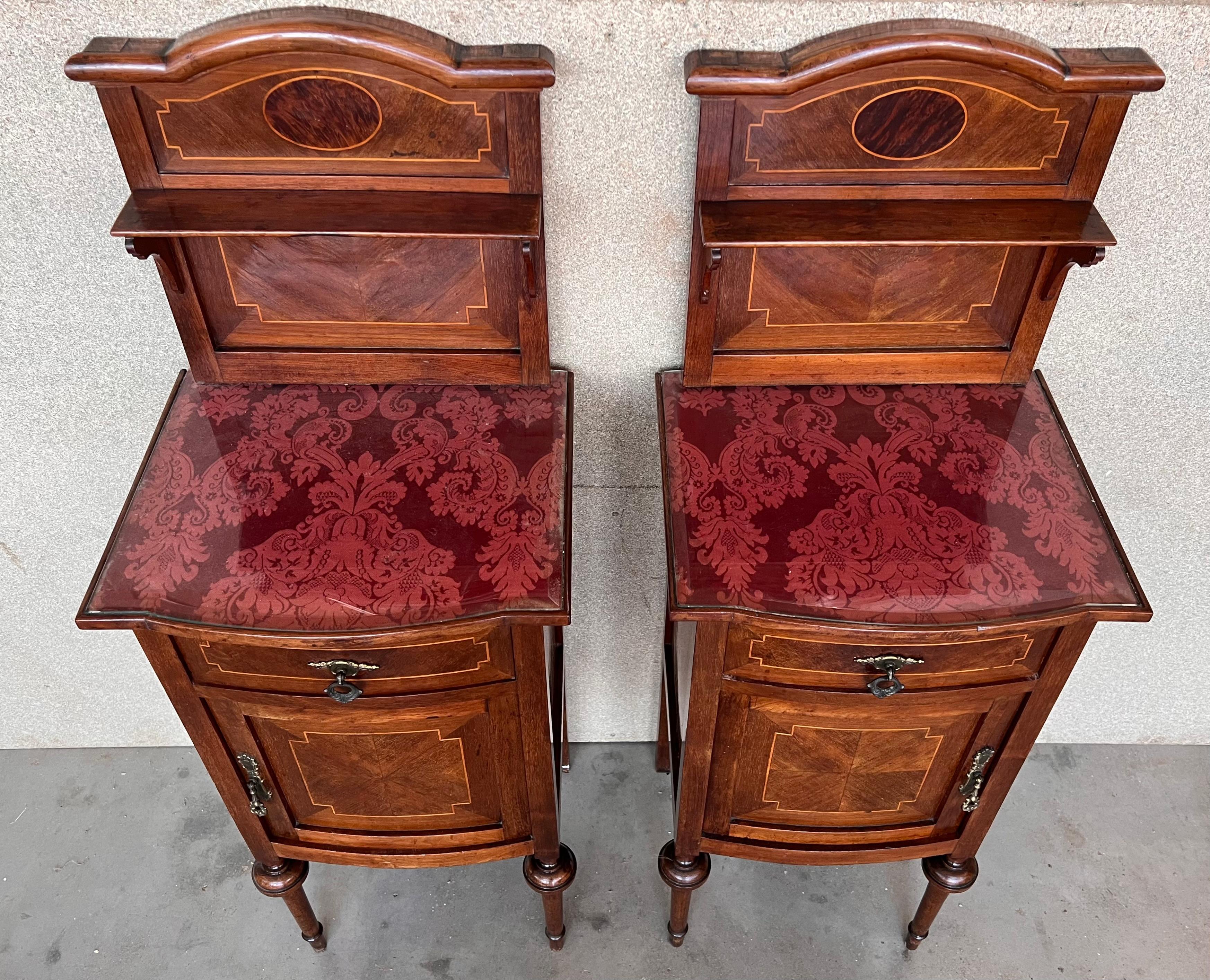 19th Louis XVI Style Pair of Marquetry Nightstands with Bronze Hardware In Good Condition In Miami, FL