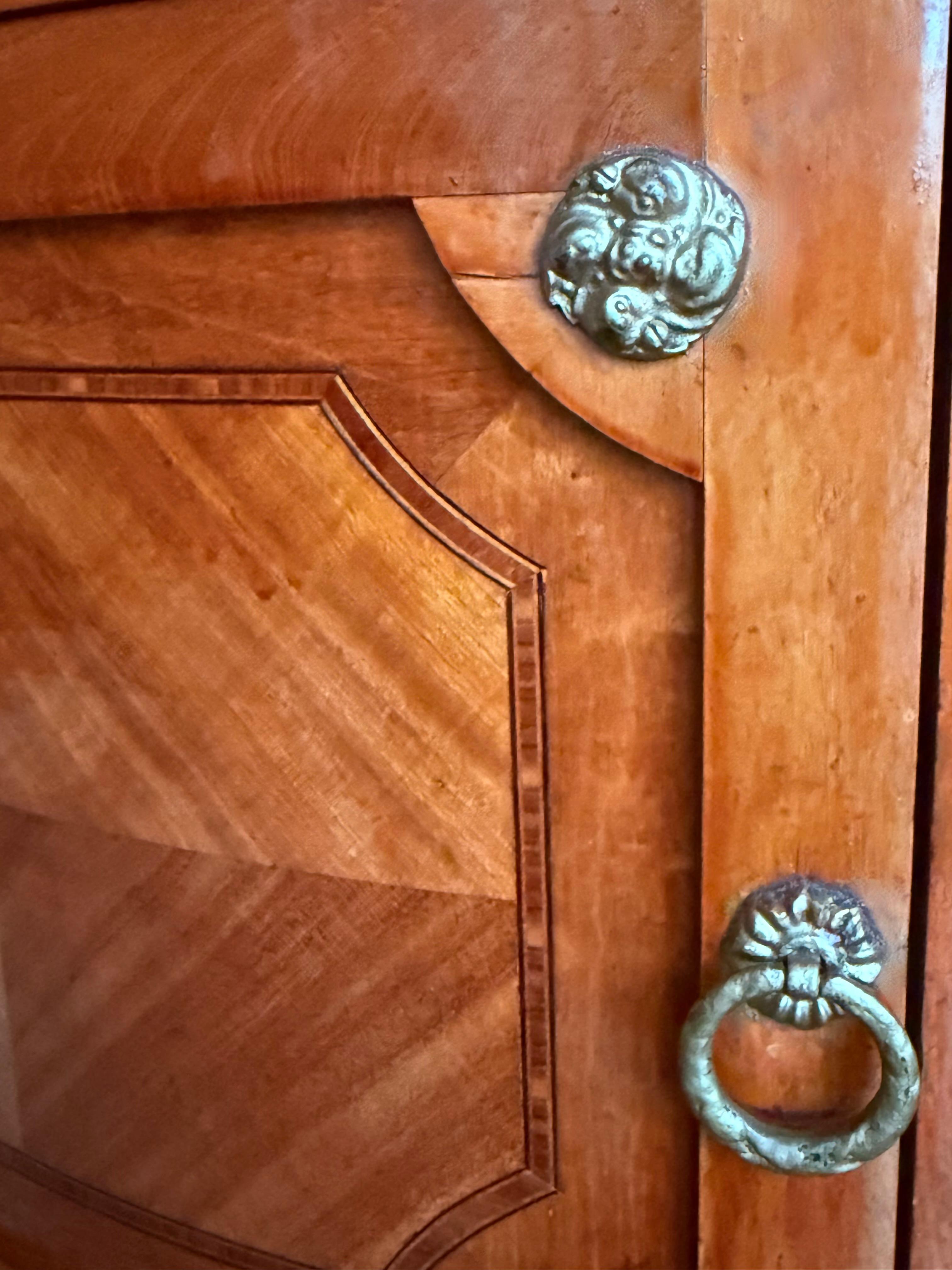 19th Louis XVI Style Pair of Marquetry Nightstands with Bronze & Mirror Crest For Sale 7