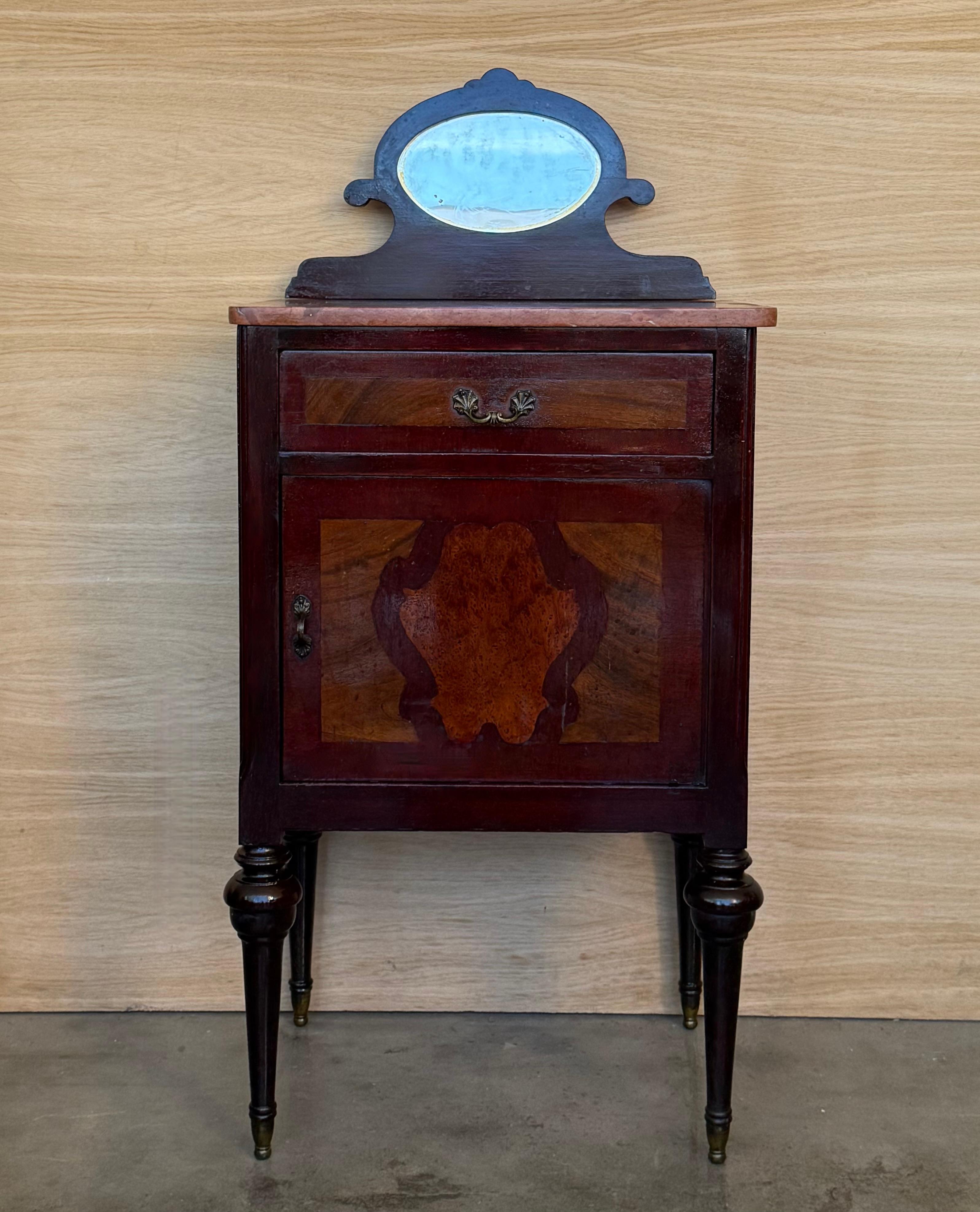 Paire de tables de nuit en marqueterie de style Louis XVI avec crête en bronze, un tiroir et un compartiment.
Poignées et garnitures originales.
Entièrement restauré.

