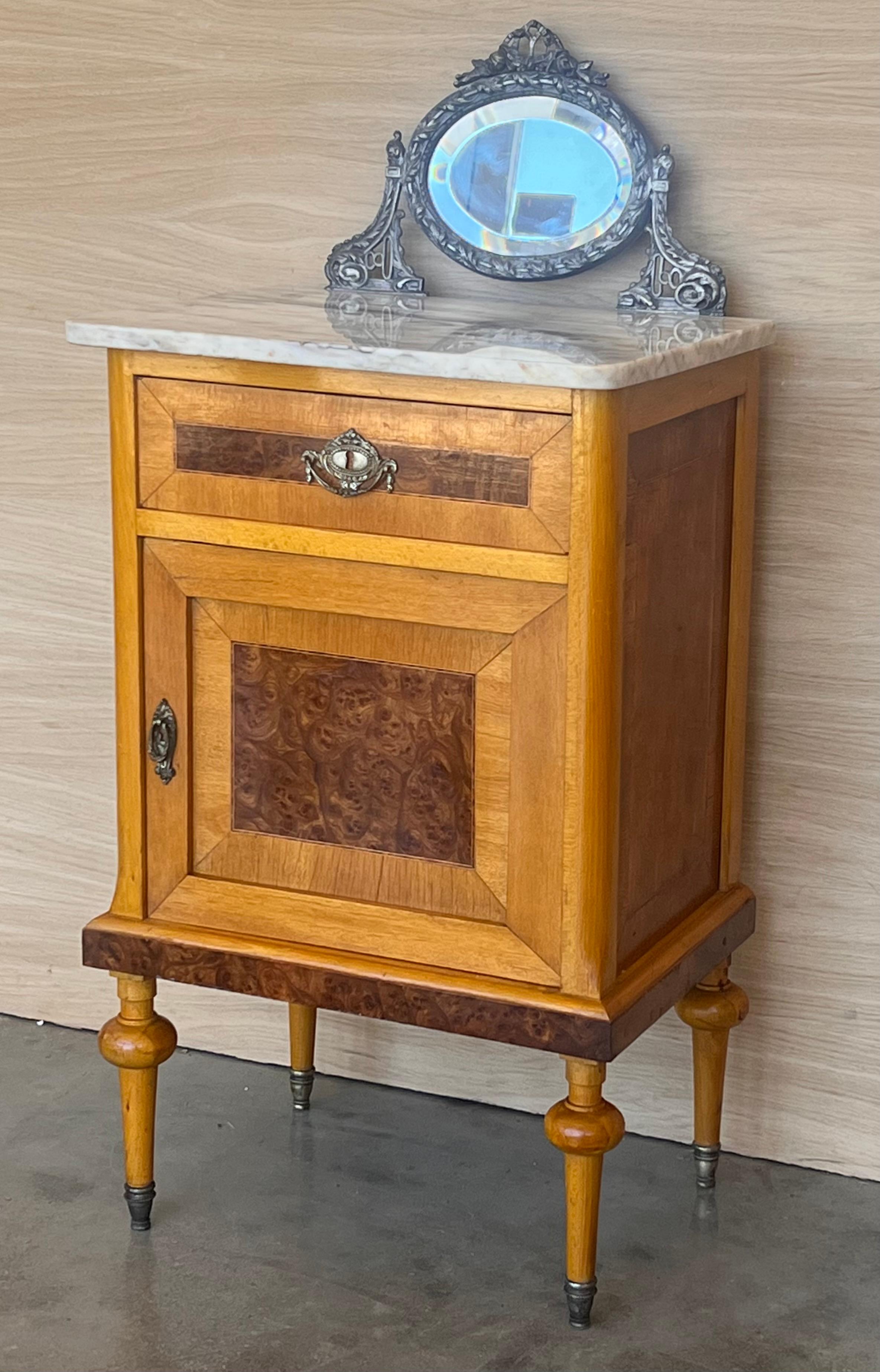 19th Louis XVI Style Pair of Marquetry Nightstands with Bronze & Mirror Crest In Good Condition For Sale In Miami, FL
