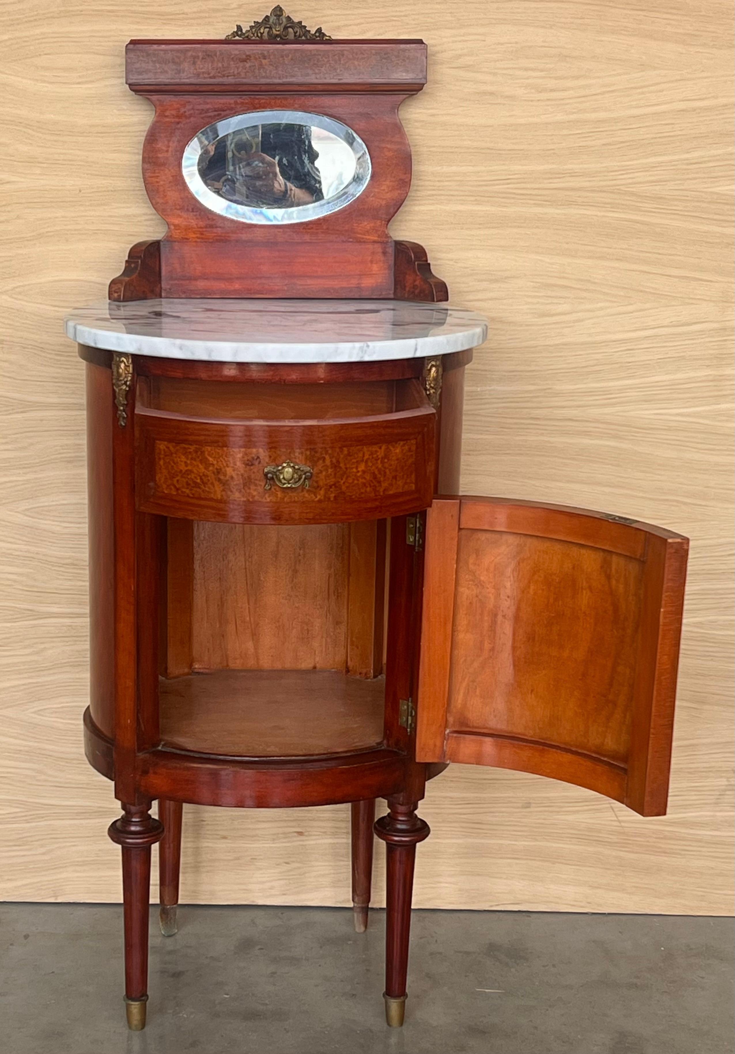 19th Louis XVI Style Pair of Marquetry Nightstands with Bronze & Mirror Crest In Good Condition For Sale In Miami, FL