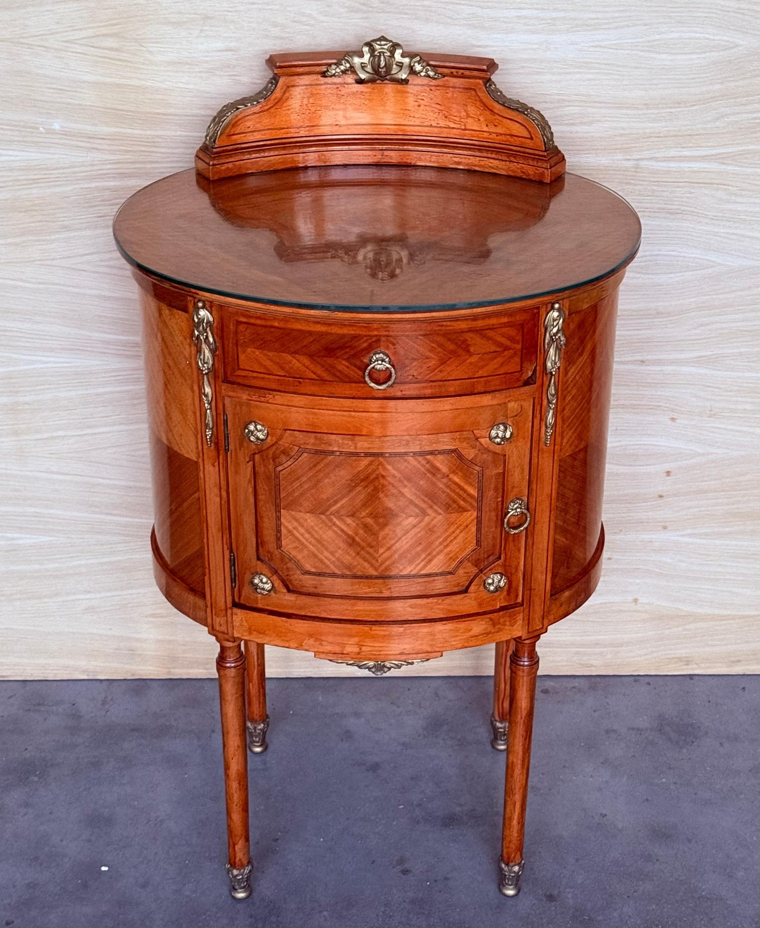 19th Louis XVI Style Pair of Marquetry Nightstands with Bronze & Mirror Crest In Good Condition For Sale In Miami, FL