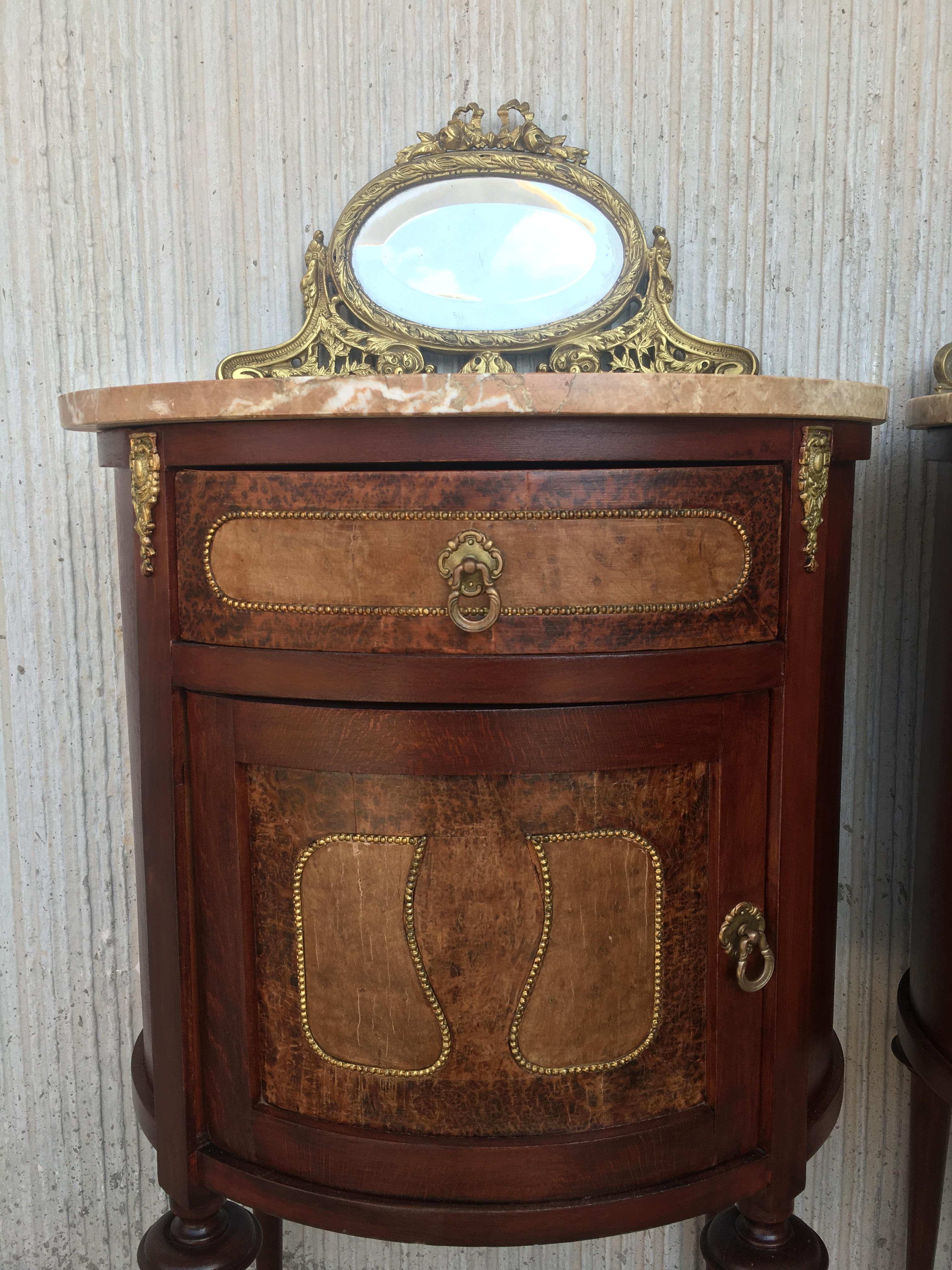 19th Louis XVI Style Pair of Marquetry Nightstands with Bronze & Mirror Crest In Excellent Condition In Miami, FL