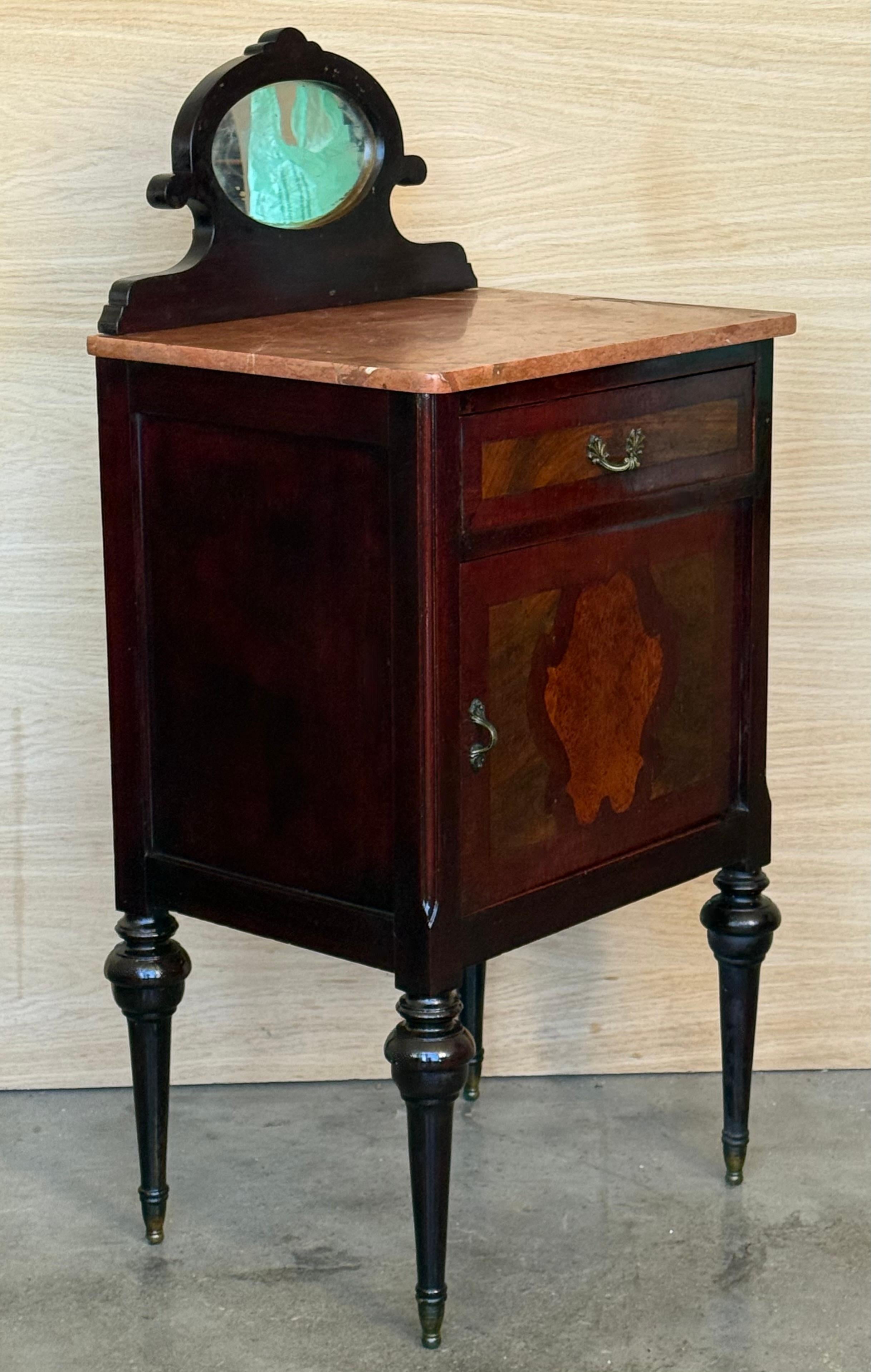 19th Louis XVI Style Pair of Marquetry Nightstands with Bronze & Mirror Crest Bon état - En vente à Miami, FL