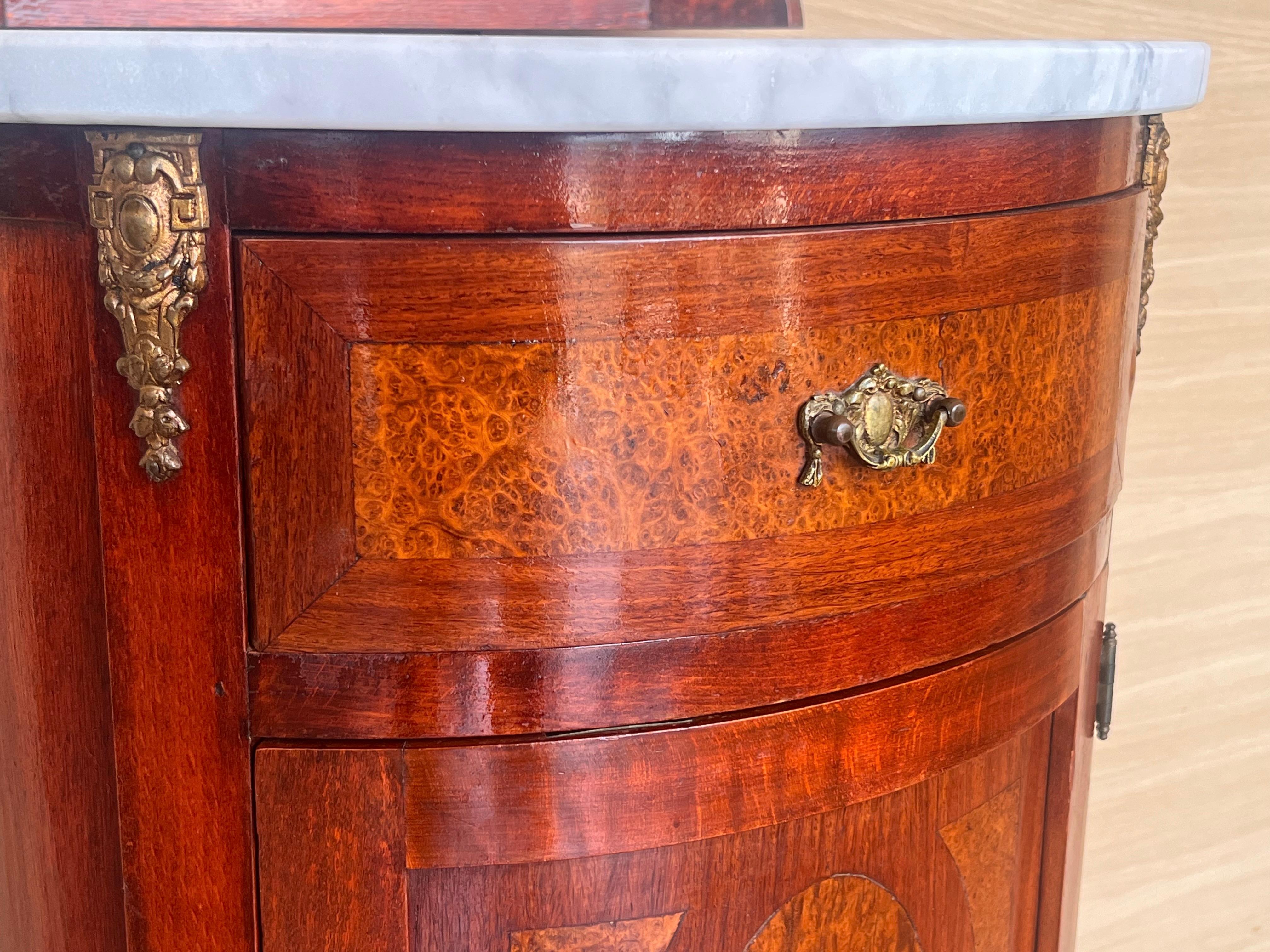 19th Louis XVI Style Pair of Marquetry Nightstands with Bronze & Mirror Crest For Sale 4