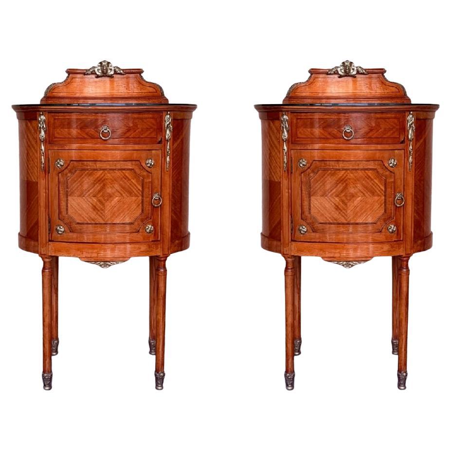 Paar Intarsien-Nachttische im Louis-XVI.-Stil des 19. Jahrhunderts mit Bronze- und Spiegelwappen