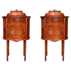 Paar Intarsien-Nachttische im Louis-XVI.-Stil des 19. Jahrhunderts mit Bronze- und Spiegelwappen