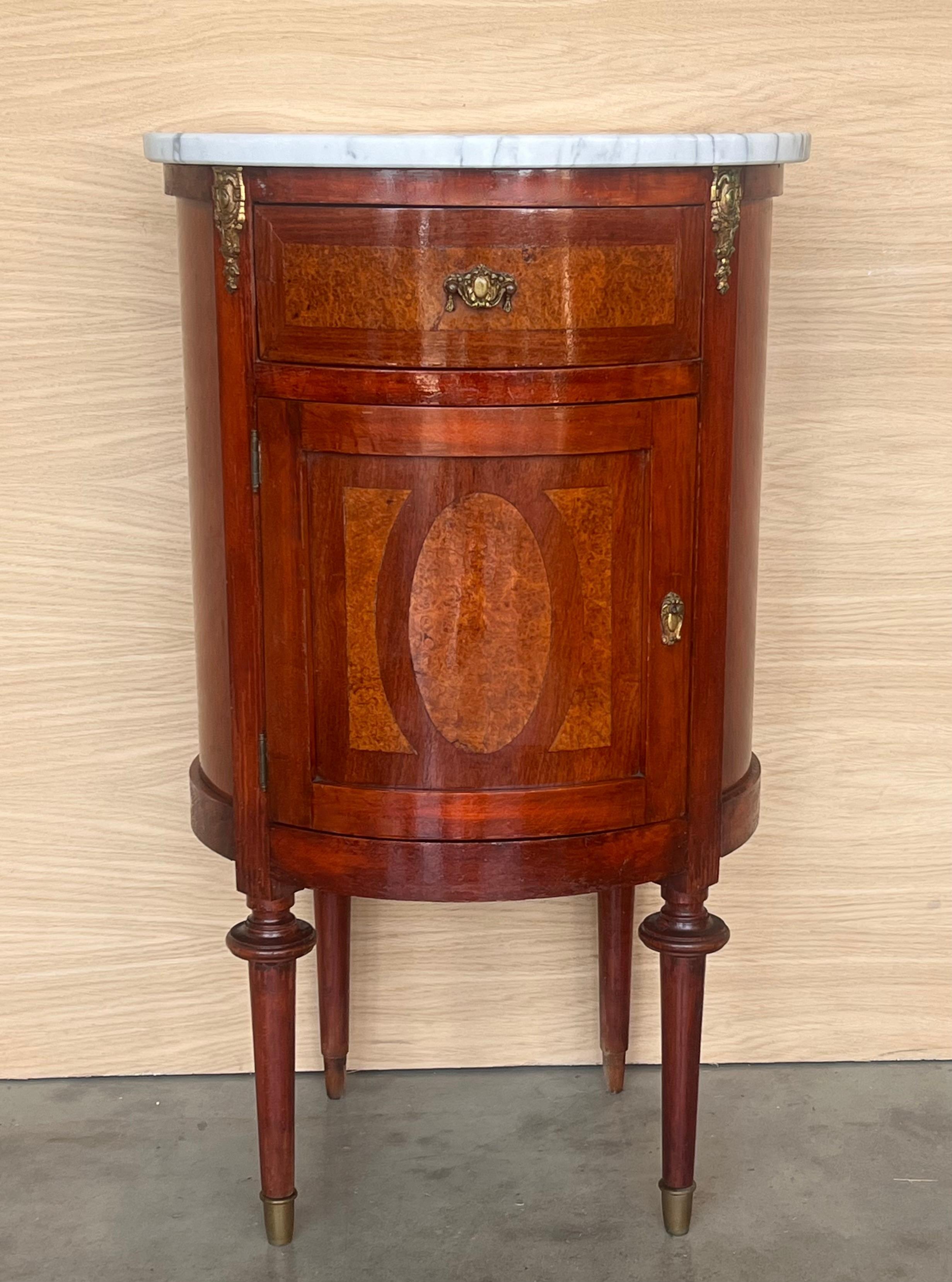 Louis XVI style pair of Marquetry nightstands with one drawer and one compartment.
Originals handles and garniture.
Completely restored.


