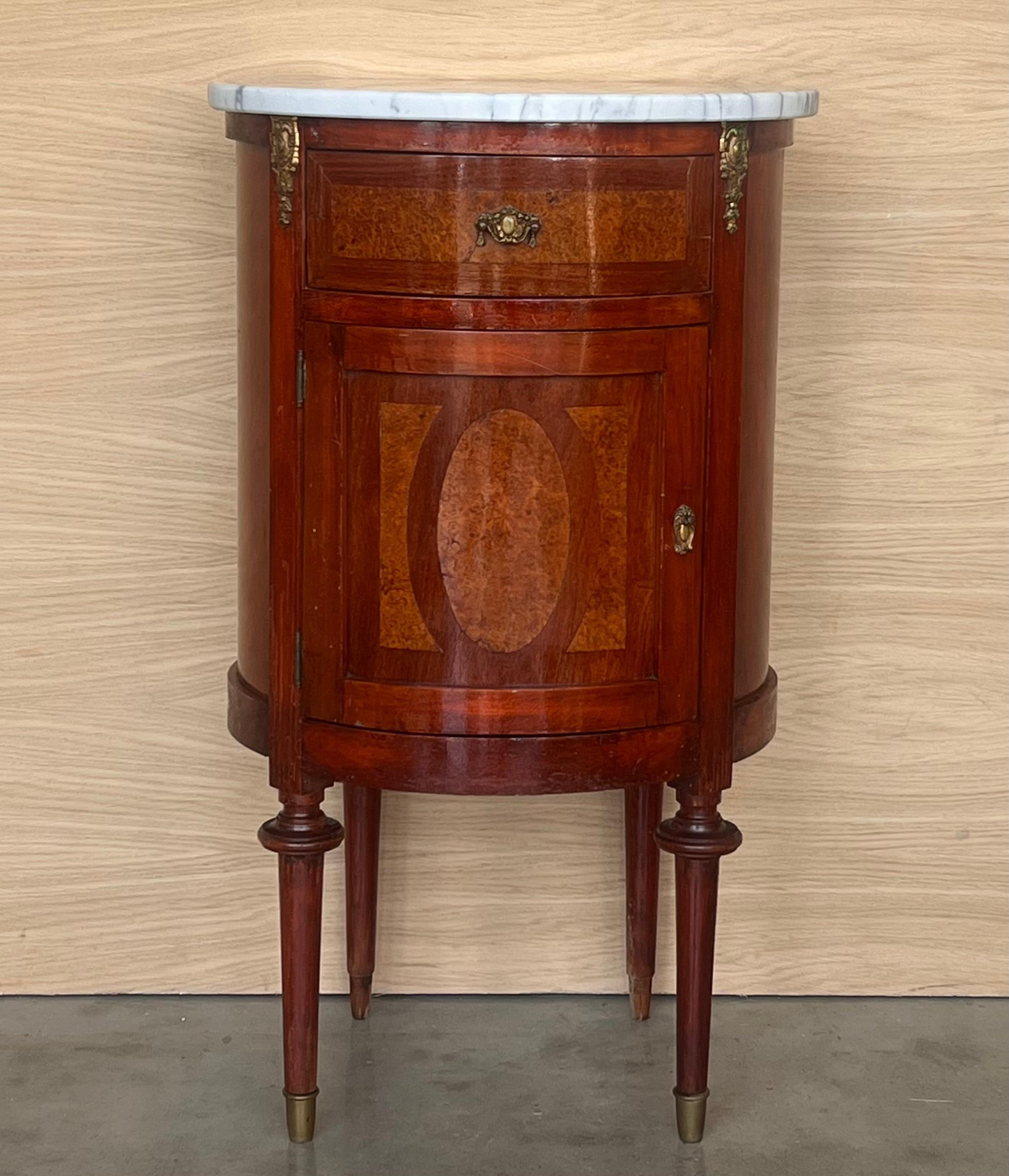 French 19th Louis XVI Style Pair of Marquetry Nightstands with Marble Top For Sale