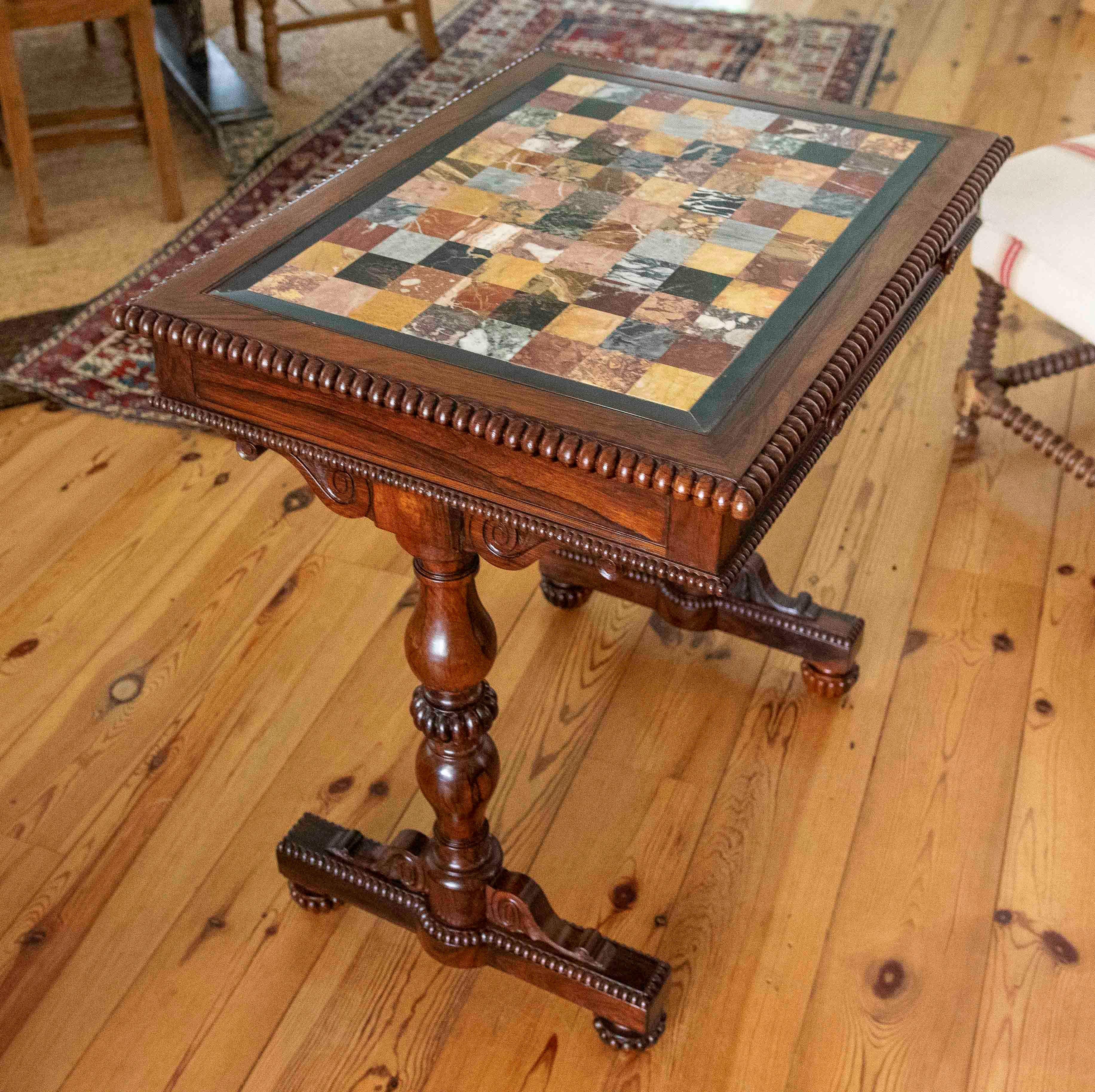 Mesa del siglo XIX de caoba y palo santo con tablero de Pietre Dure en venta 6