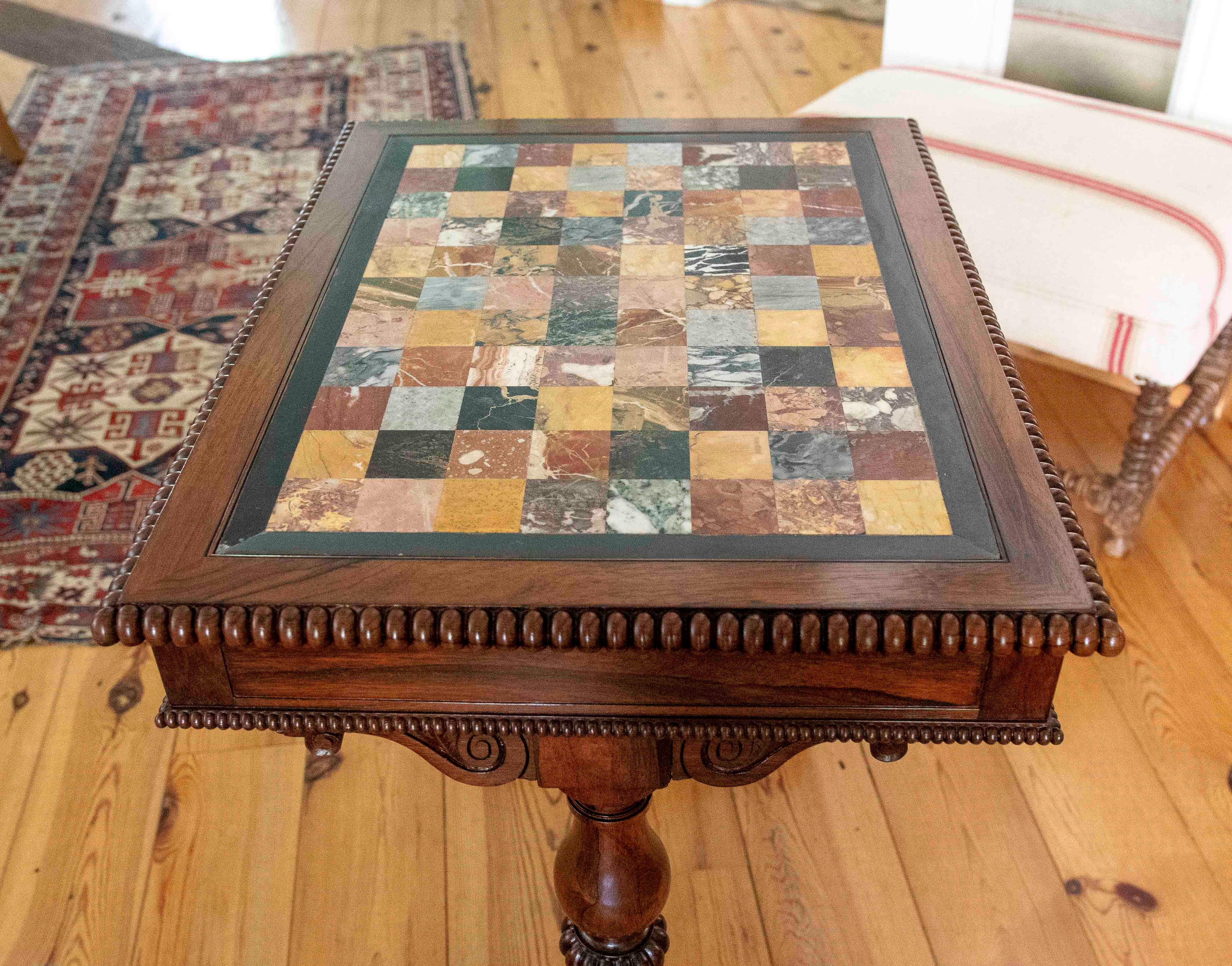 Mesa del siglo XIX de caoba y palo santo con tablero de Pietre Dure en venta 7