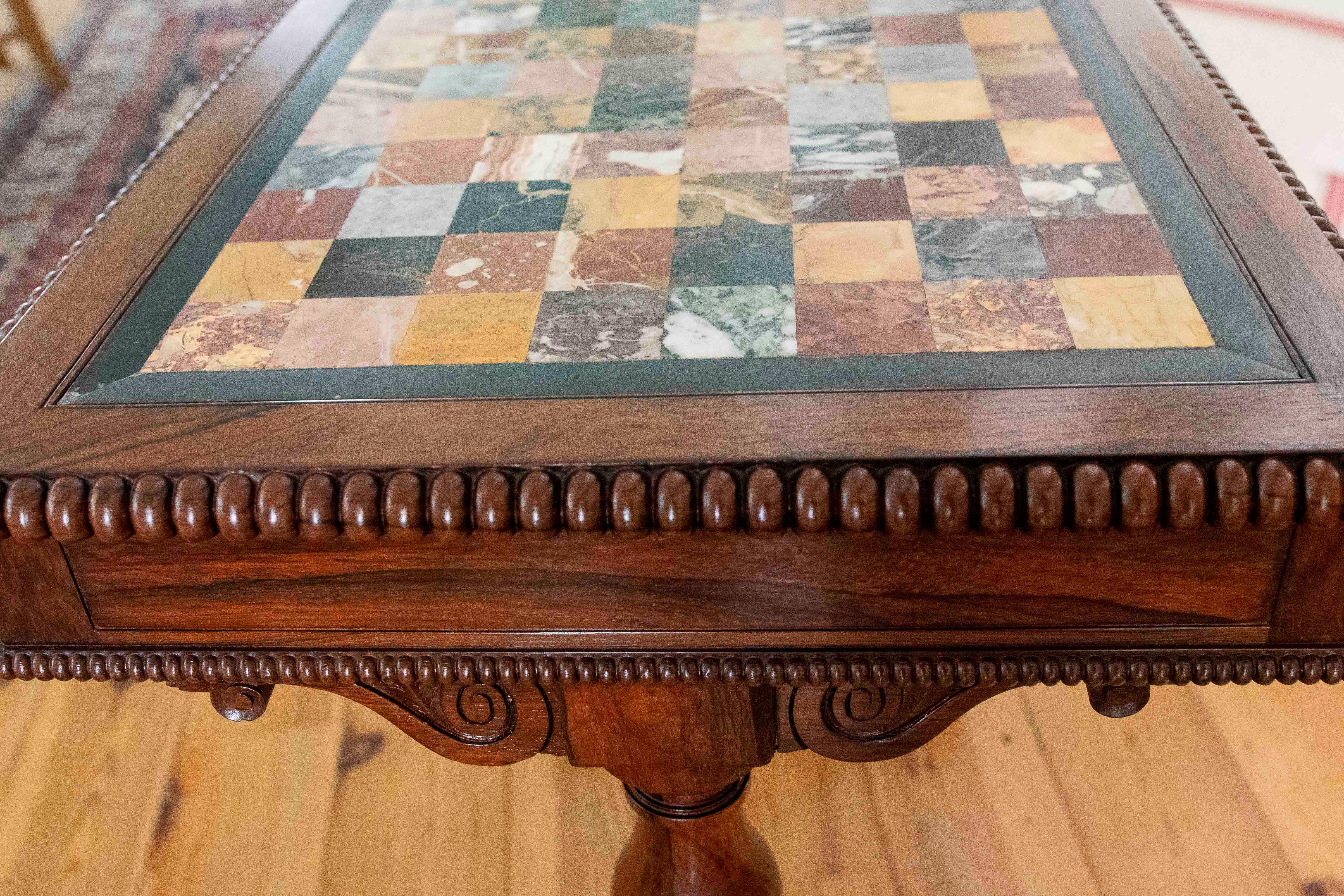 Mesa del siglo XIX de caoba y palo santo con tablero de Pietre Dure en venta 8